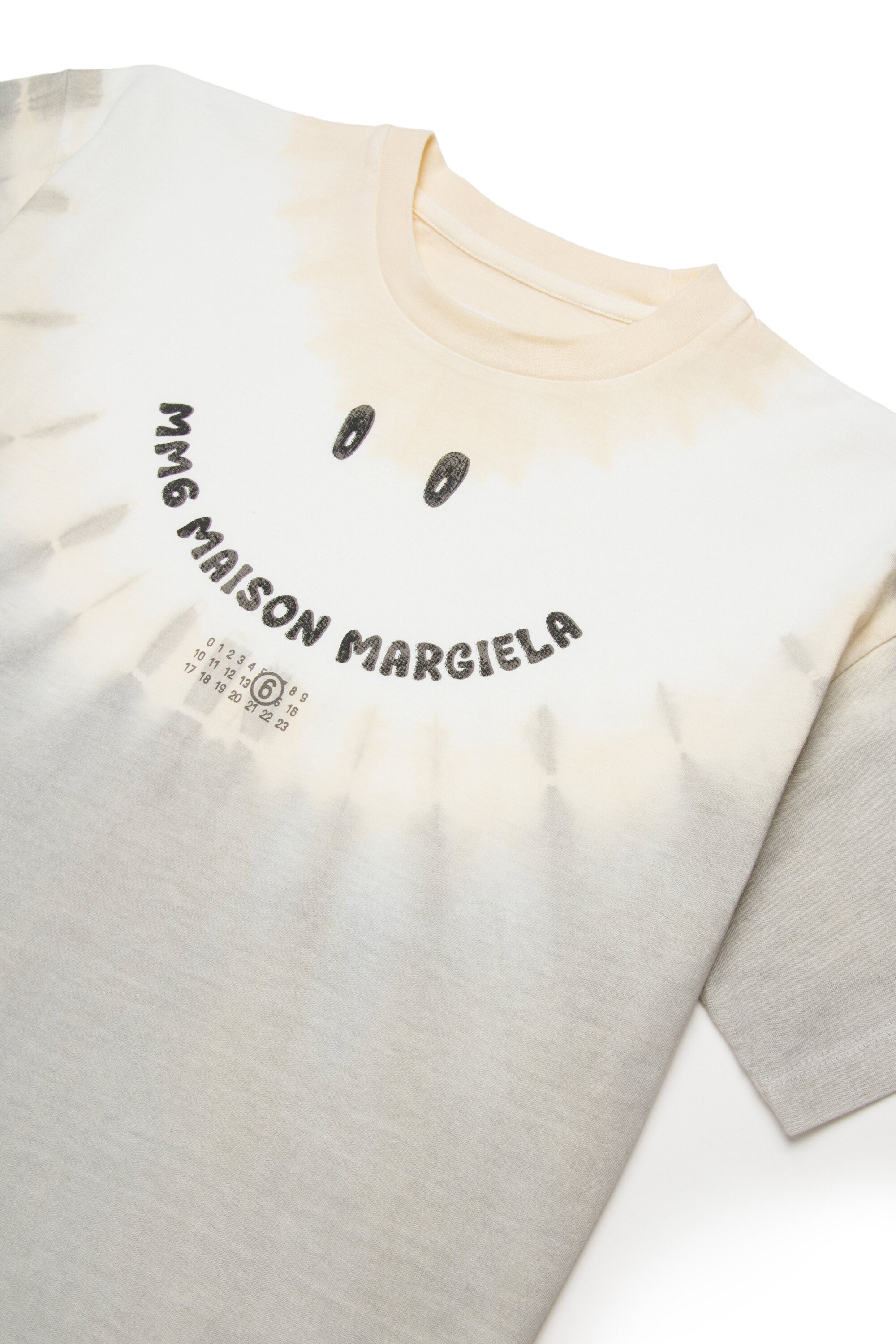 ファニーなロゴ入りTシャツ