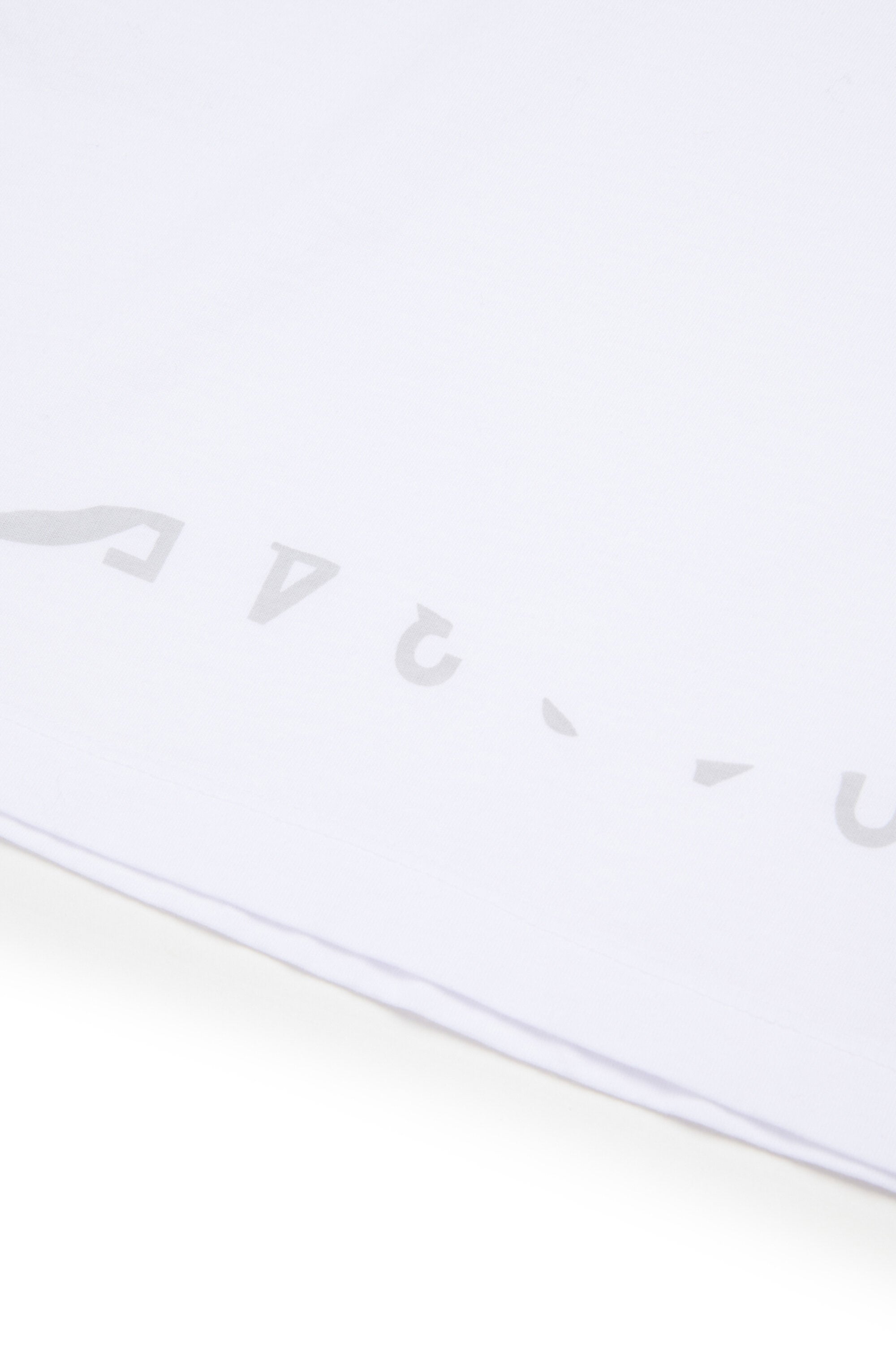 ロゴ入りTシャツ