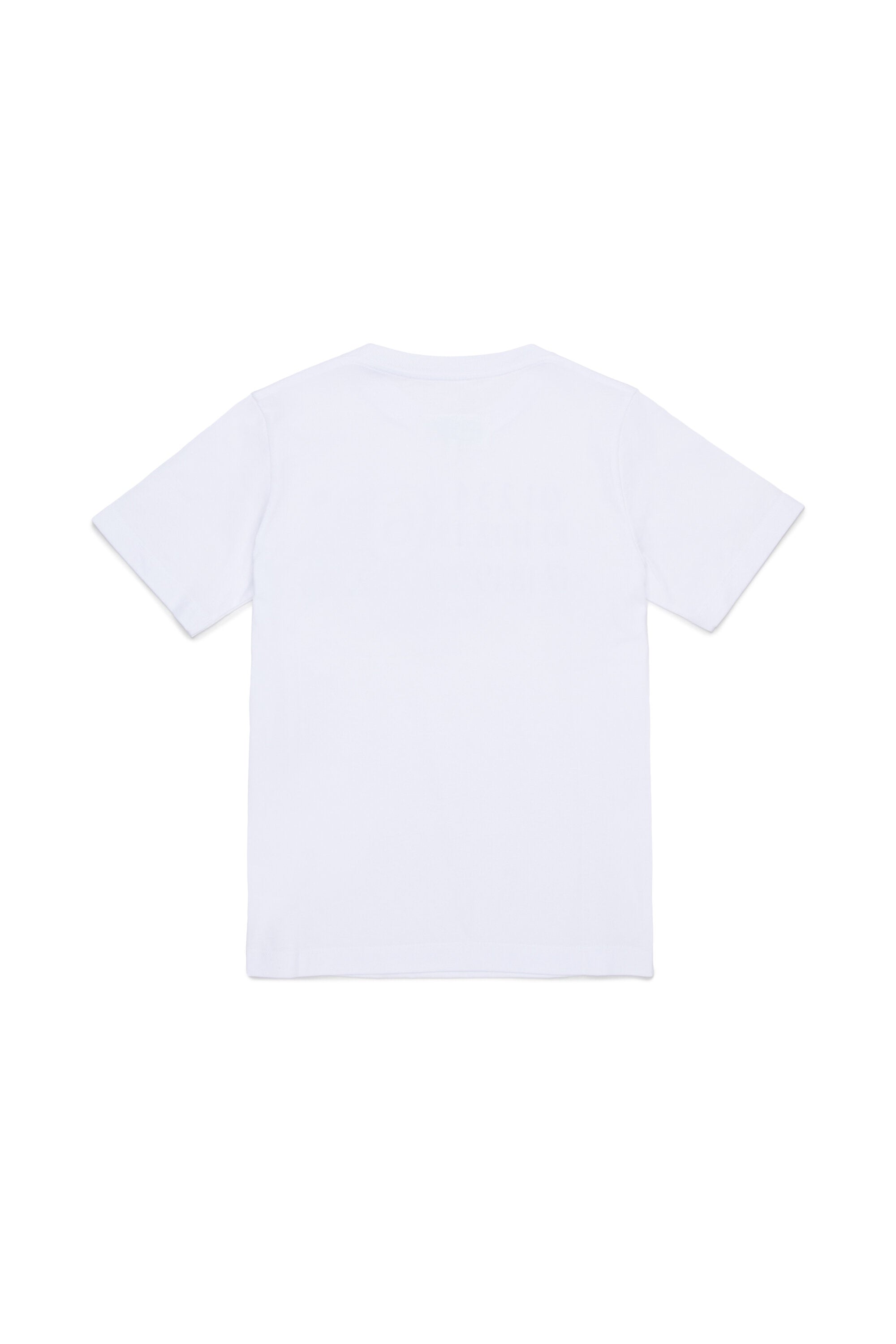 胸元にロゴ入りTシャツ