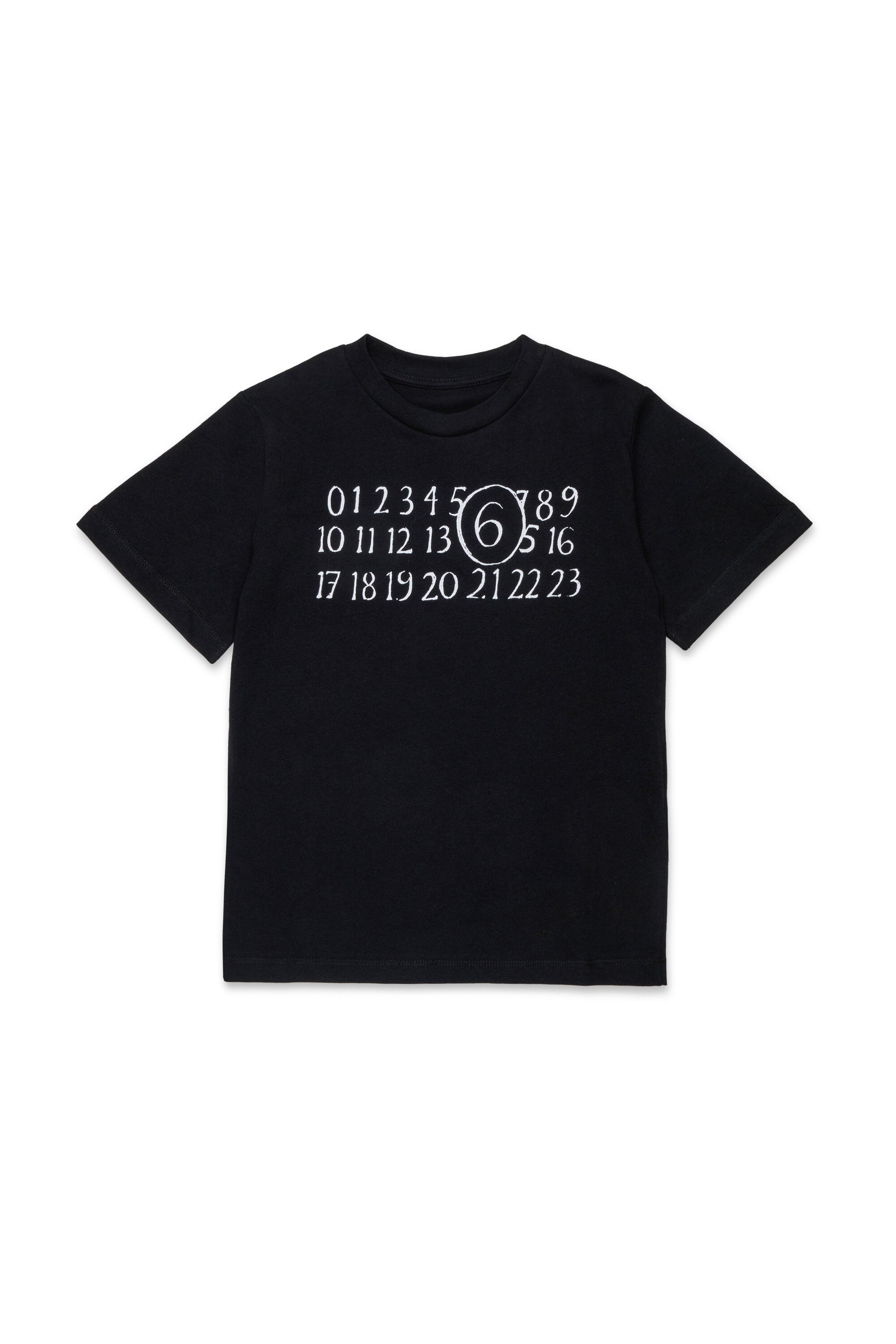 胸元にロゴ入りTシャツ