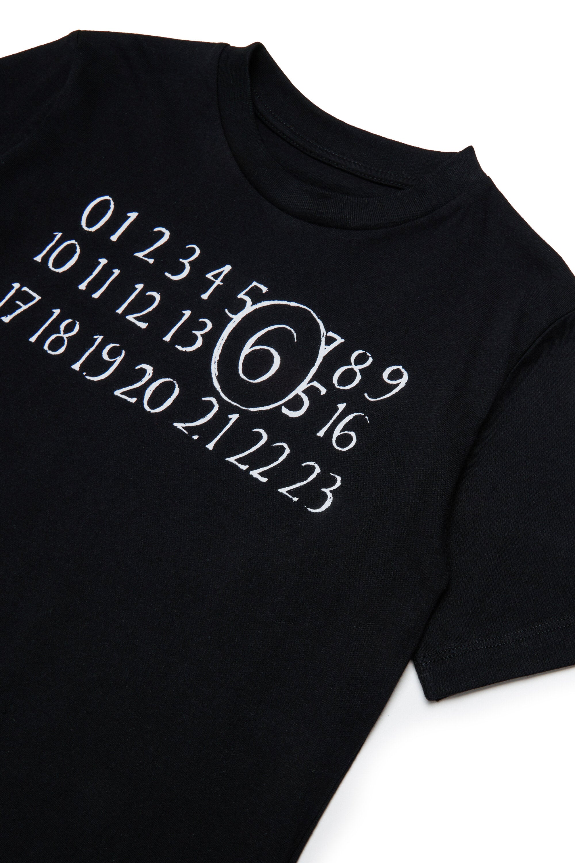 胸元にロゴ入りTシャツ