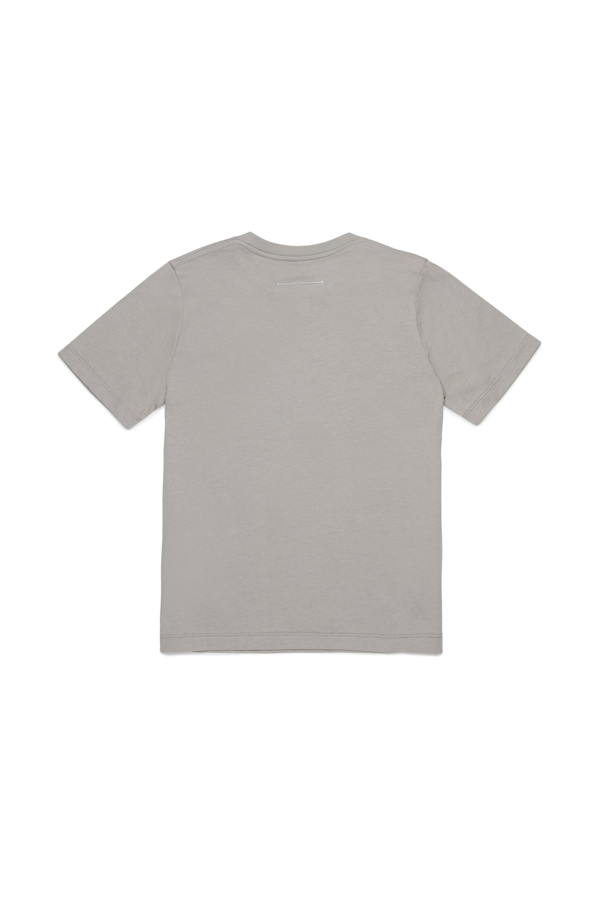 胸元にロゴ入りTシャツ