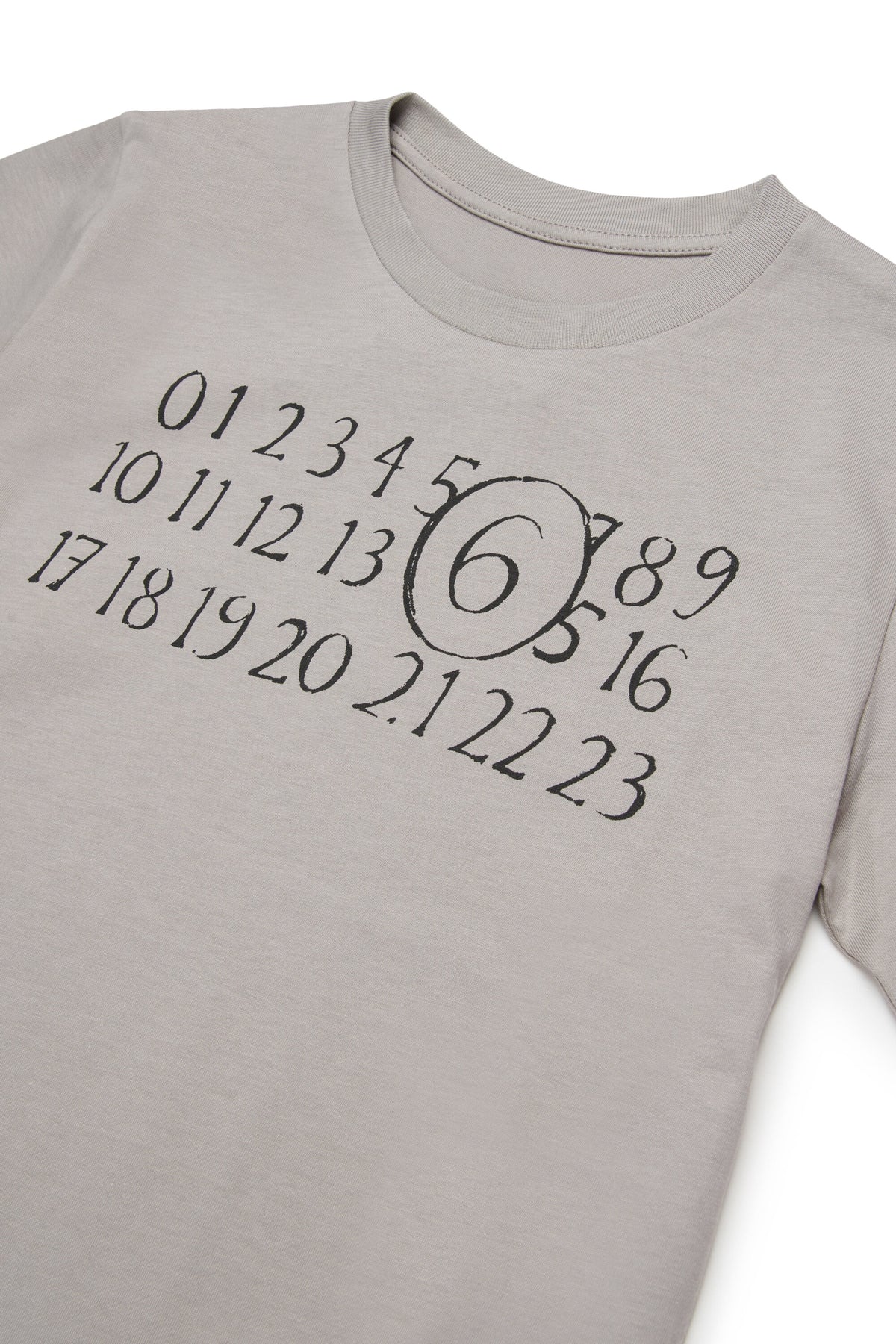 胸元にロゴ入りTシャツ