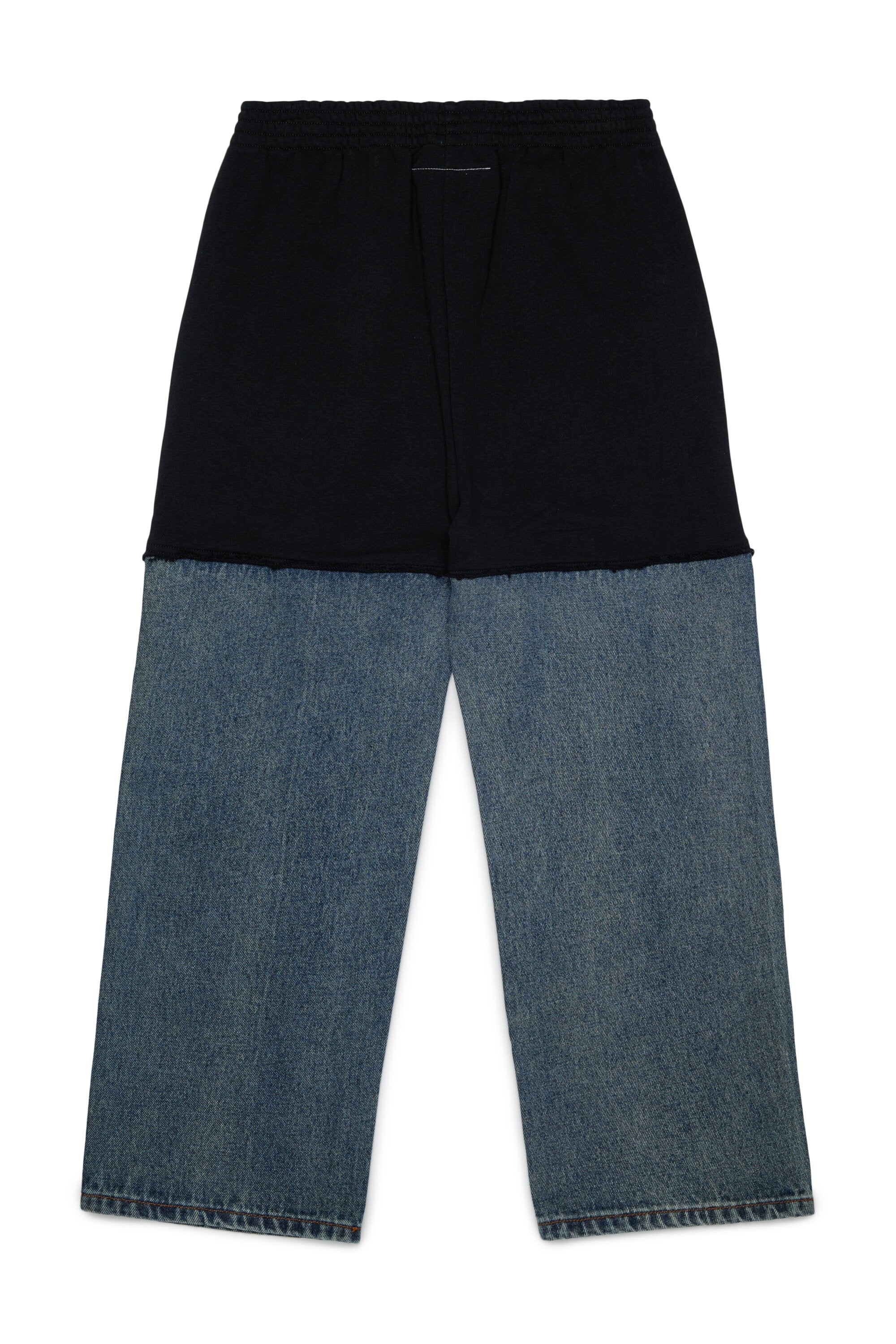 スウェットパンツとデニム