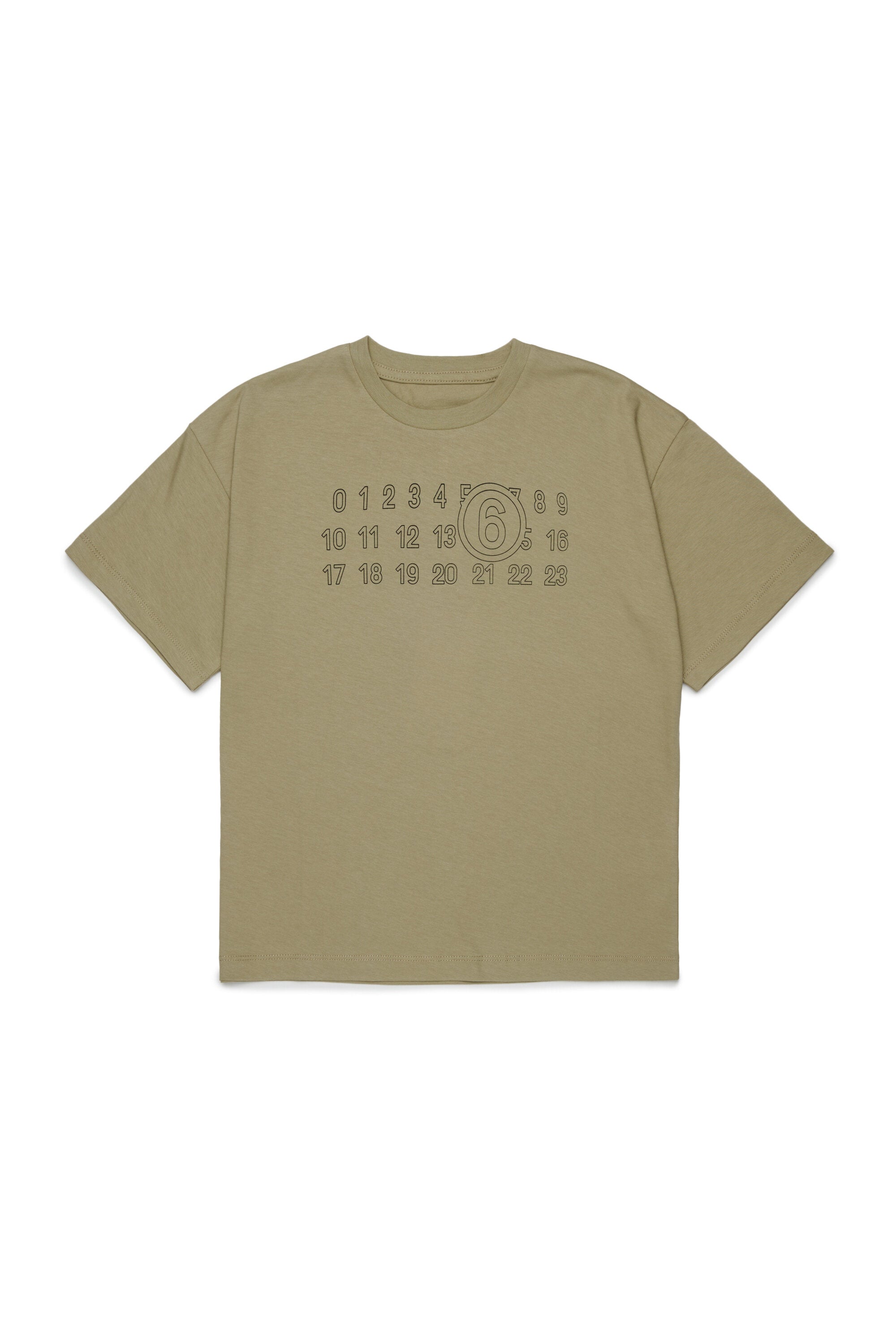 胸にロゴをあしらったTシャツ