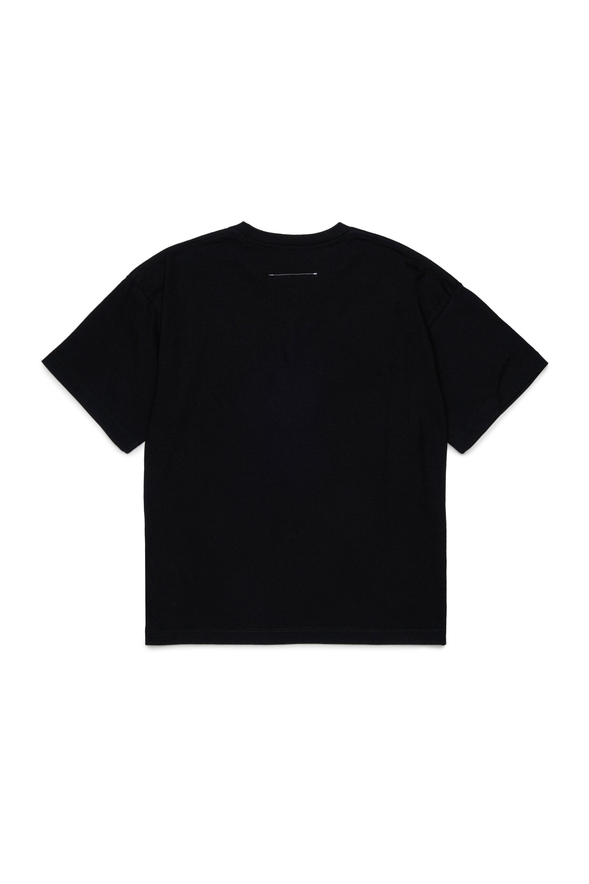 胸にロゴをあしらったTシャツ
