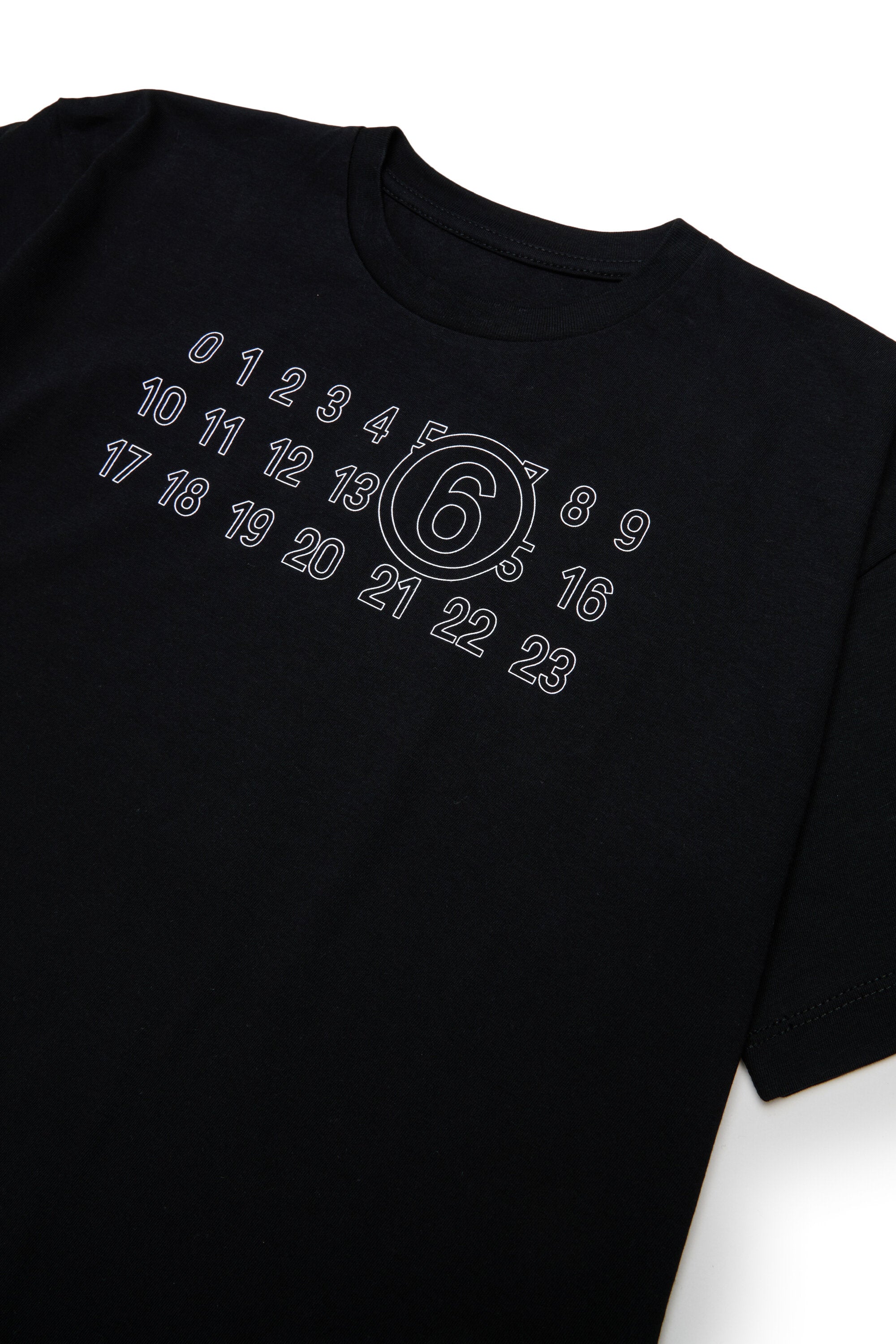 胸にロゴをあしらったTシャツ