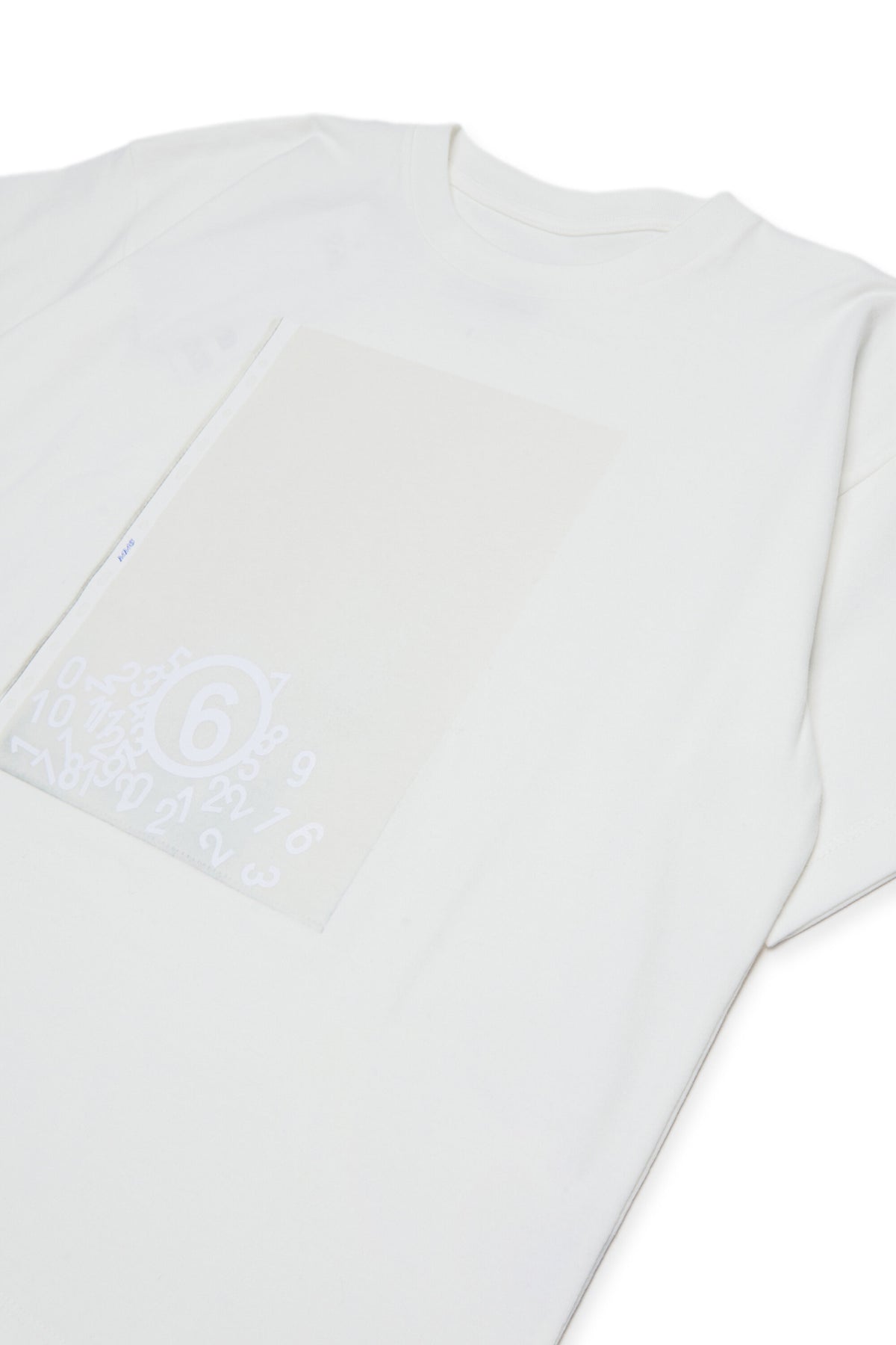 ロゴ付きTシャツ