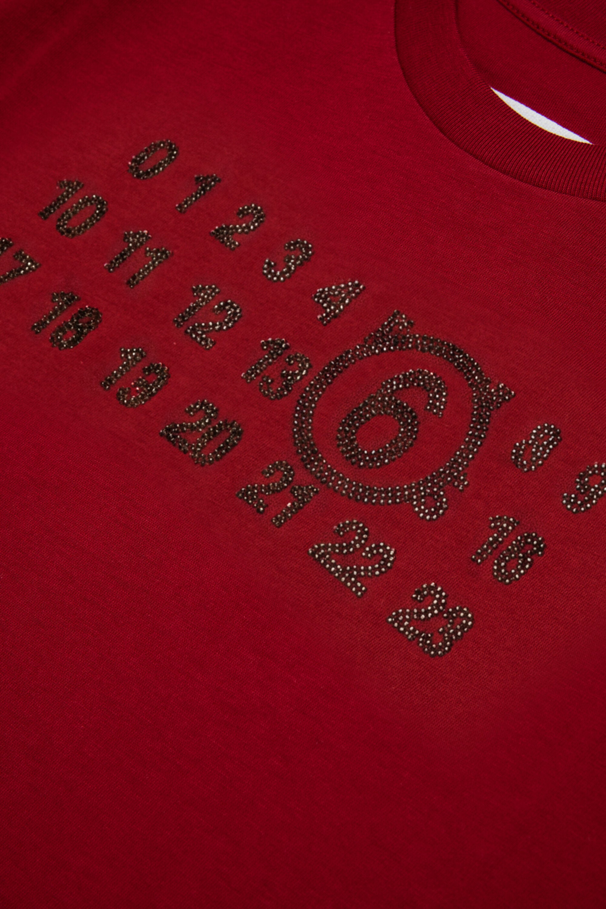 ロゴ付きTシャツ