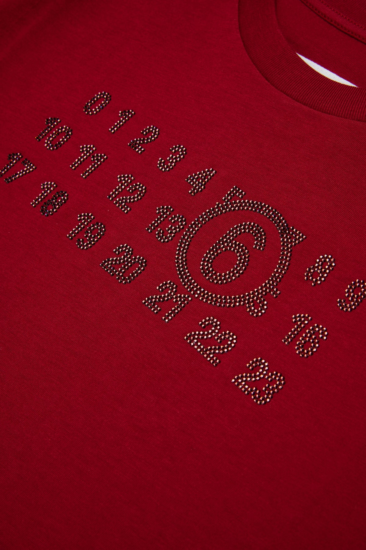ロゴ付きTシャツ