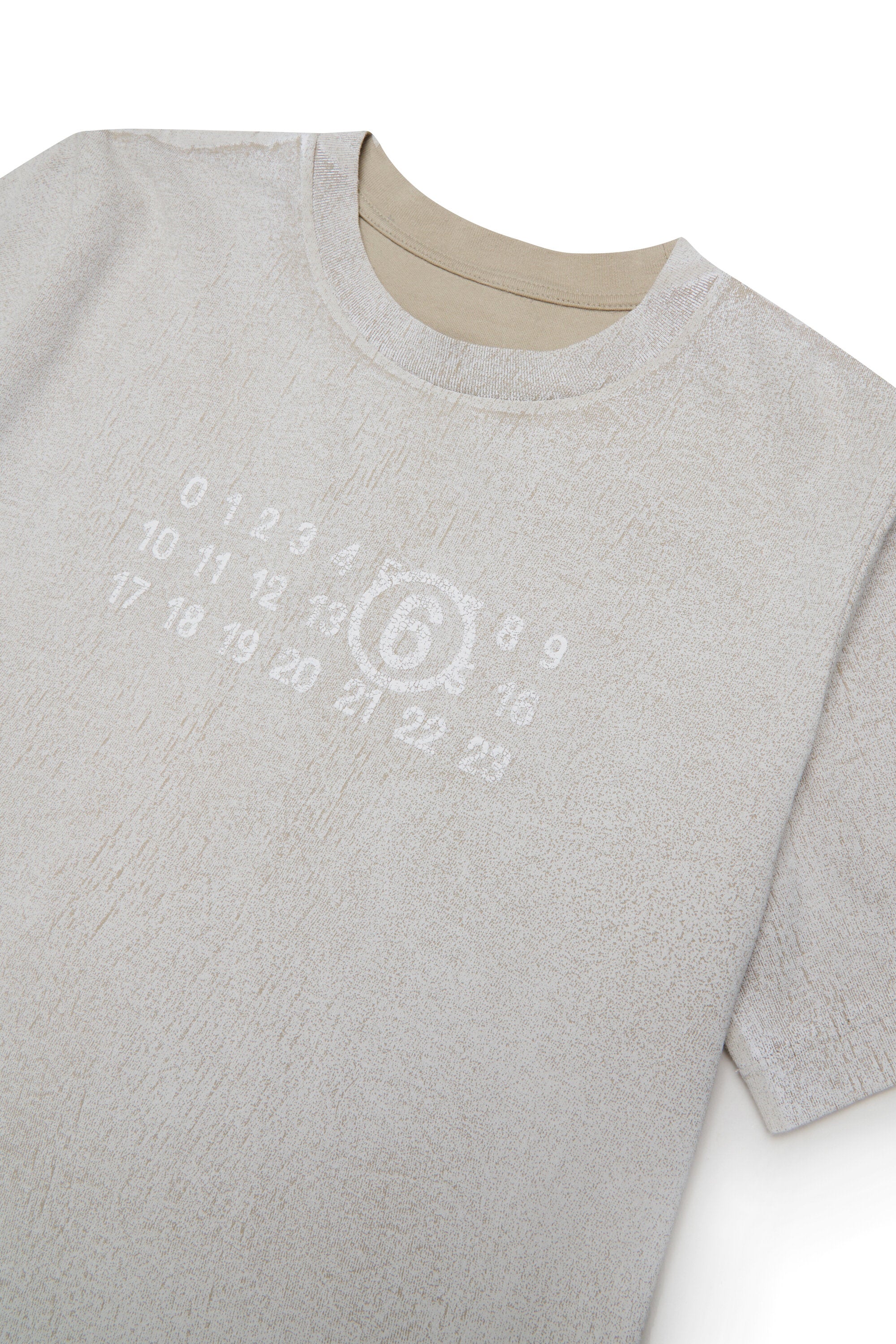 ロゴ入りTシャツ