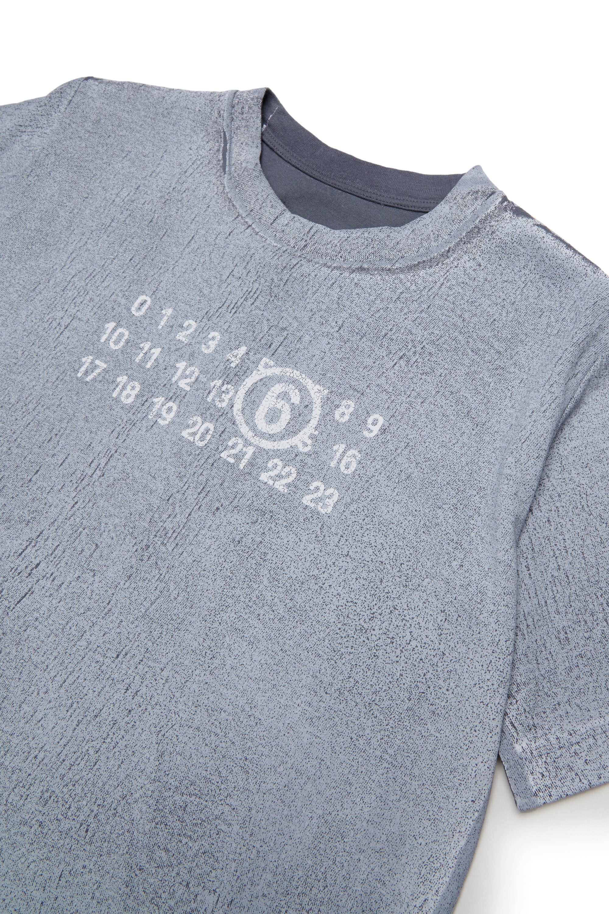 ロゴ入りTシャツ