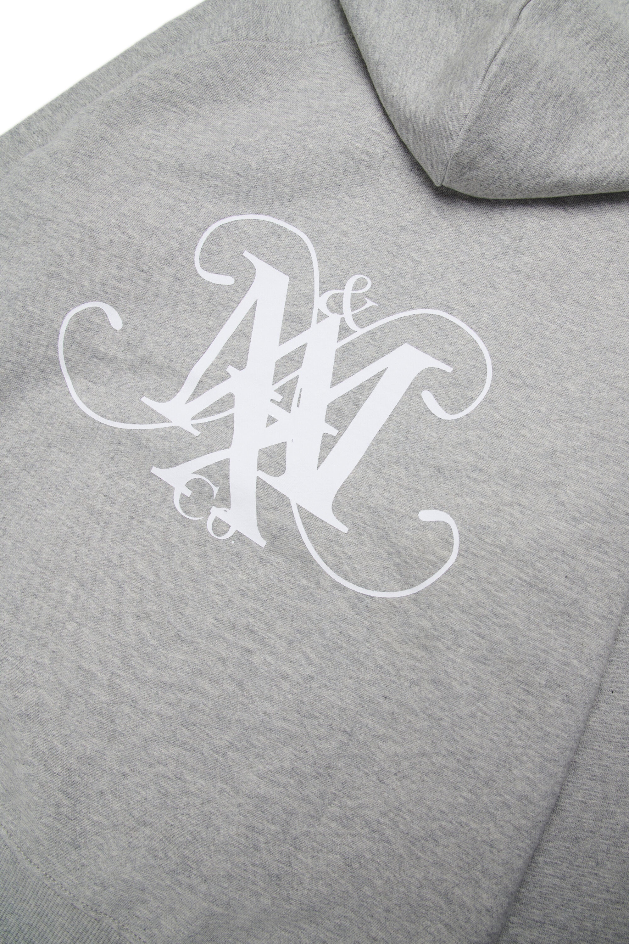 背中にエンブレムの入ったパーカー