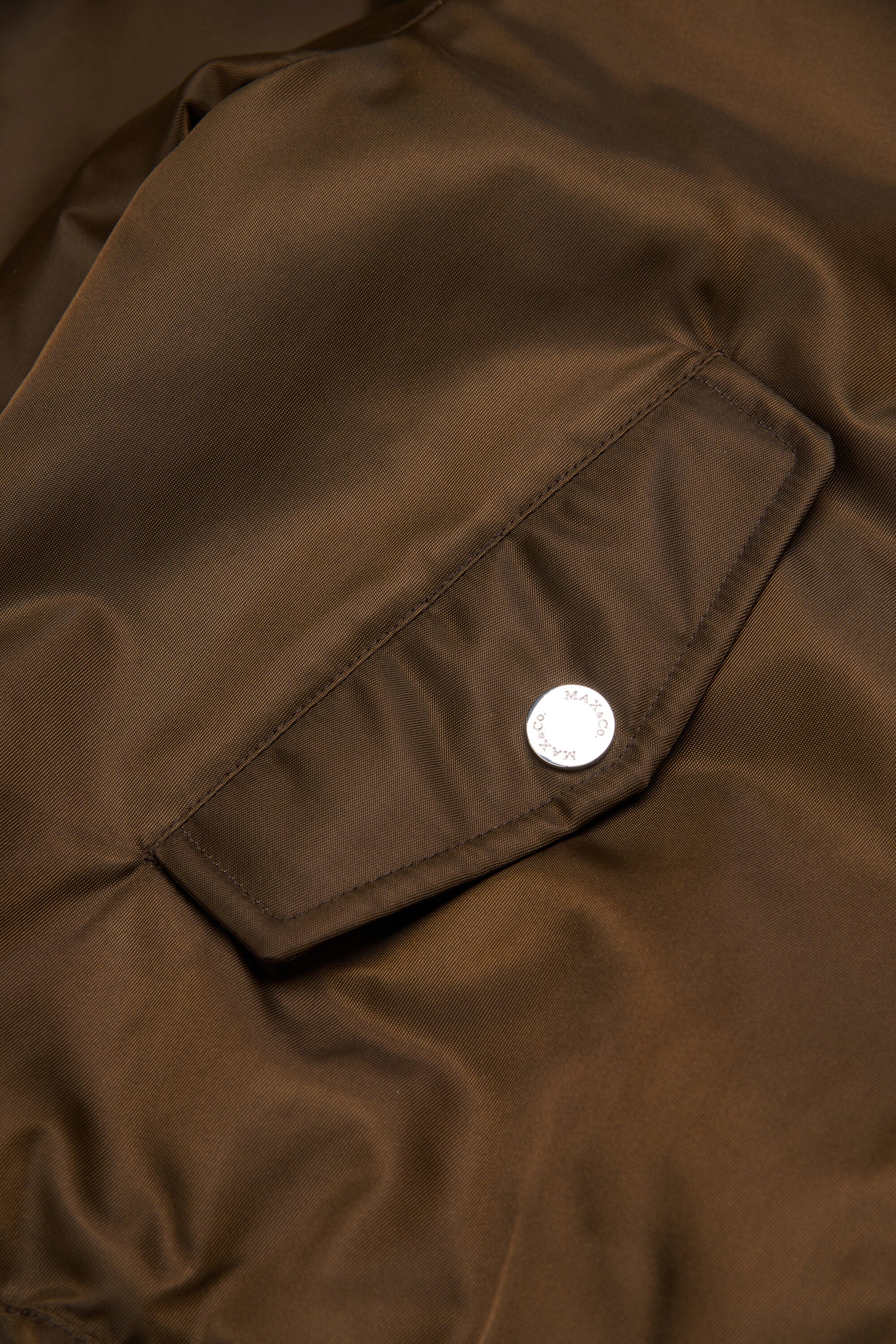 ロゴプリント入りボンバージャケット