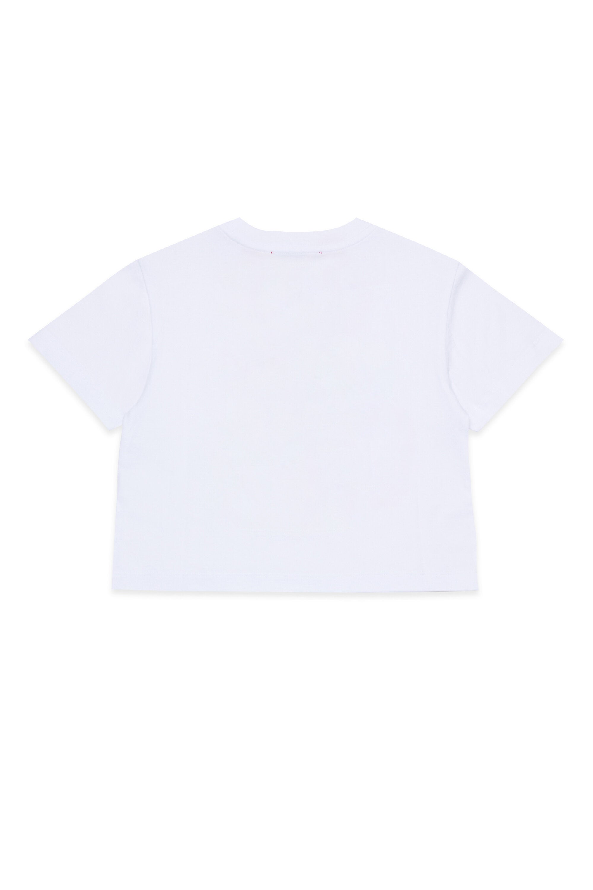 フロントにマキシロゴ入りTシャツ