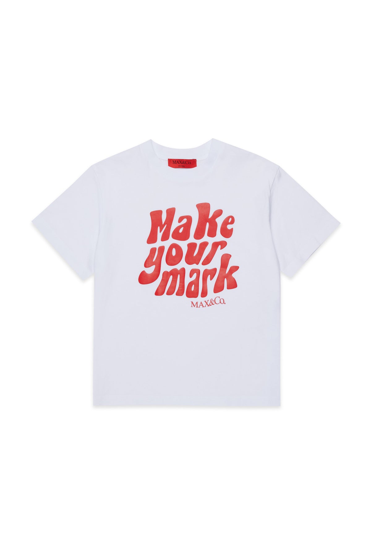 フロントプリントとロゴ入りTシャツ