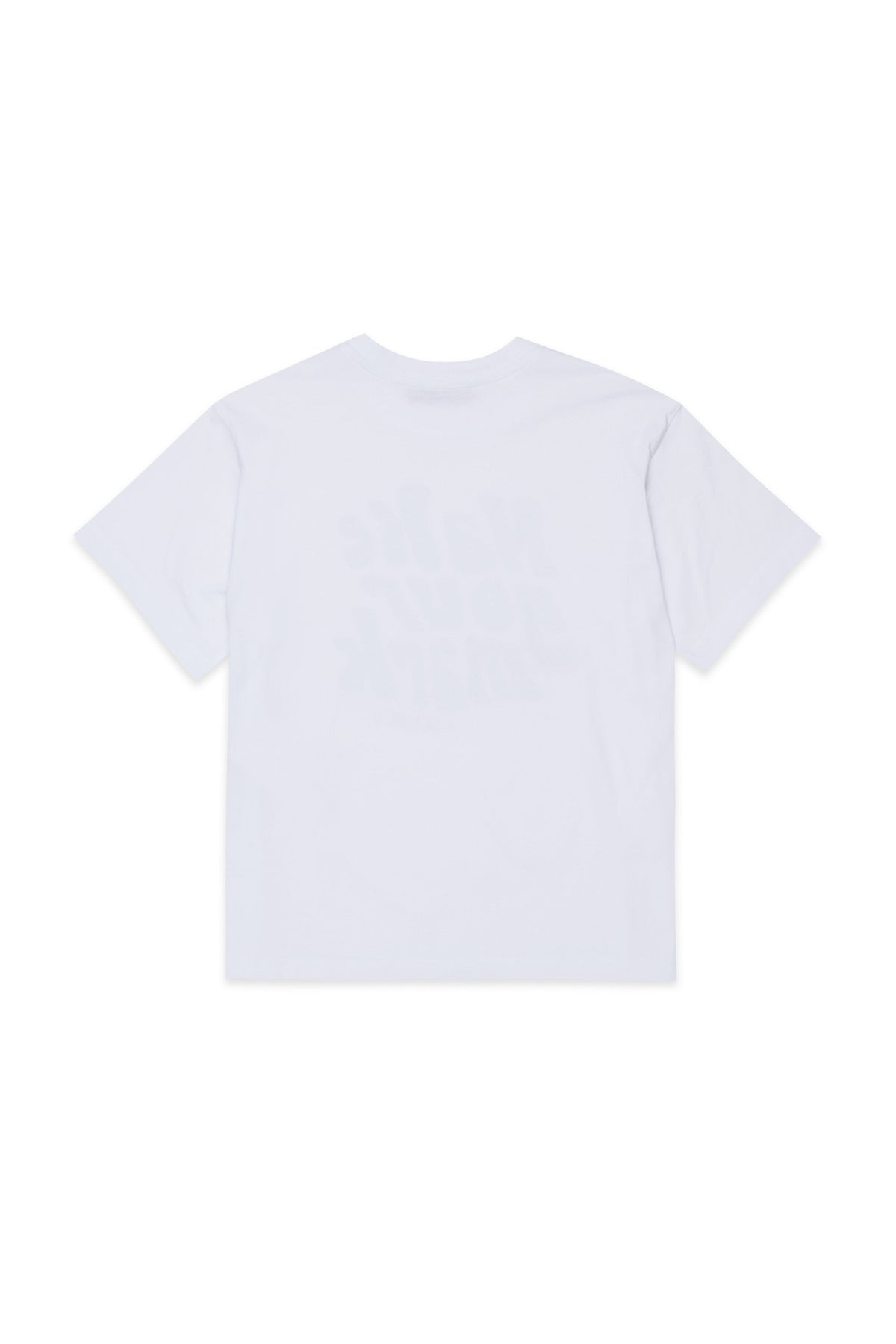 フロントプリントとロゴ入りTシャツ