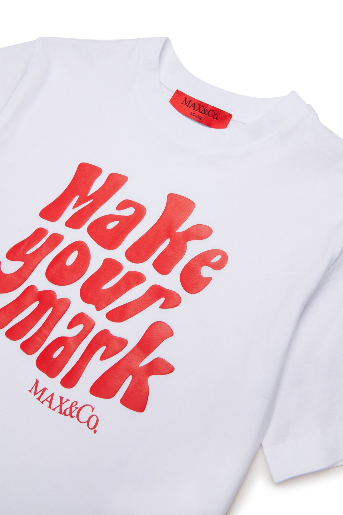 フロントプリントとロゴ入りTシャツ