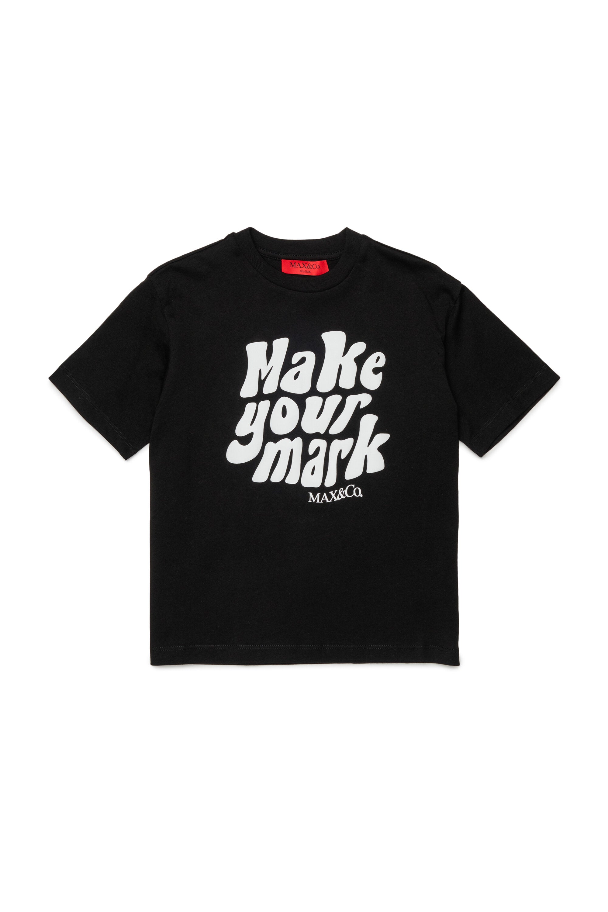 フロントプリントとロゴ入りTシャツ