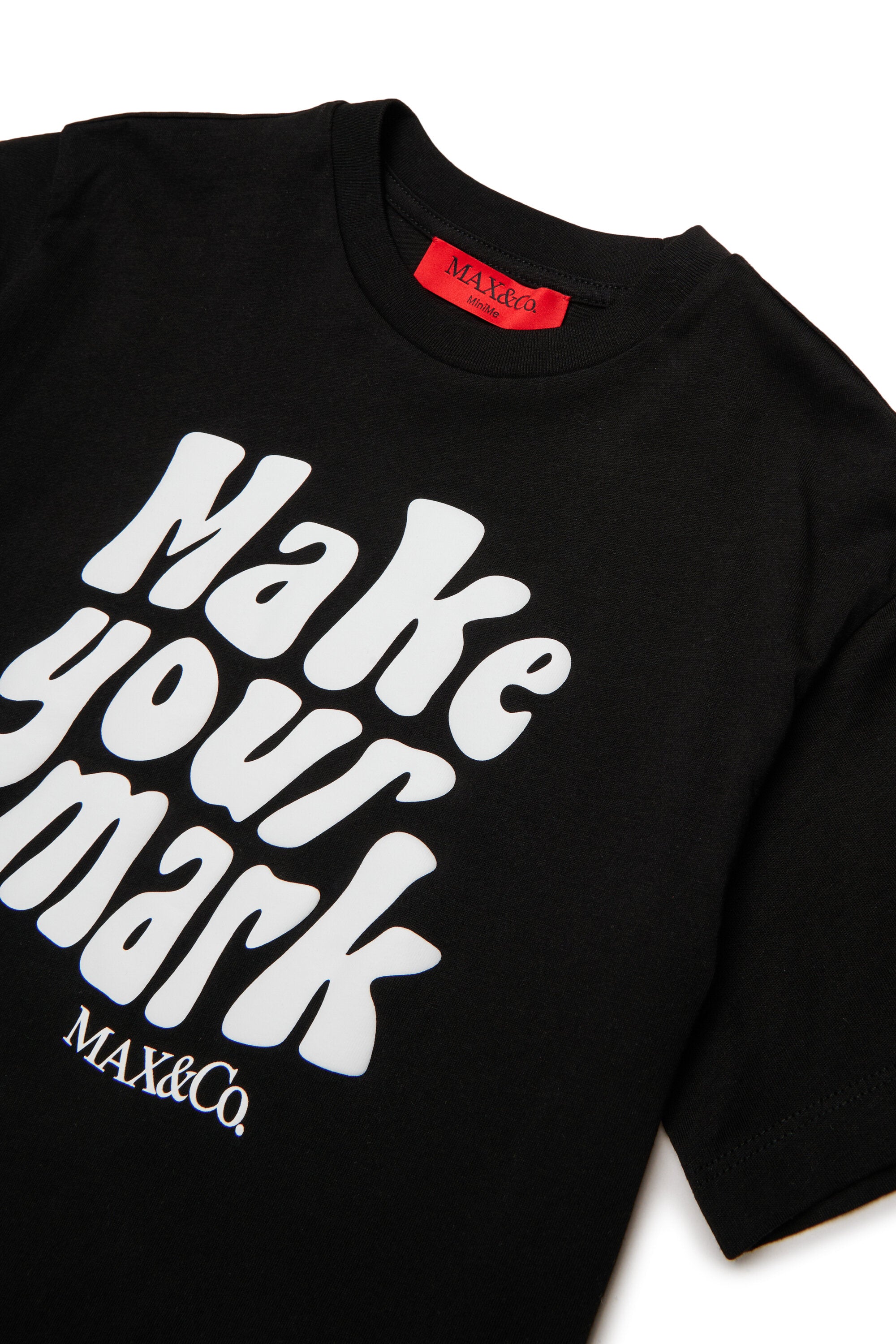 フロントプリントとロゴ入りTシャツ