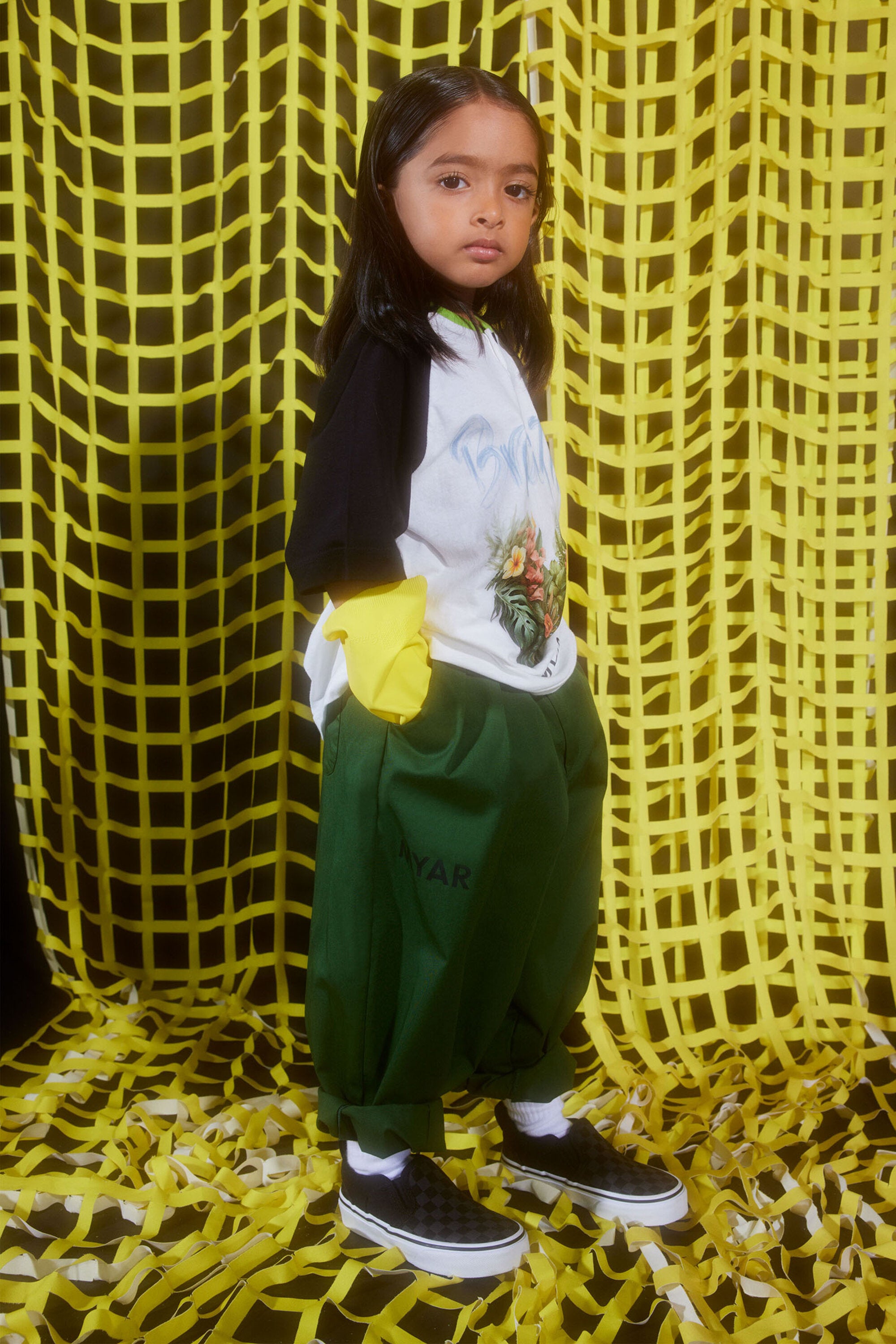 デッドストック生地とMYARロゴを使用したパンツ