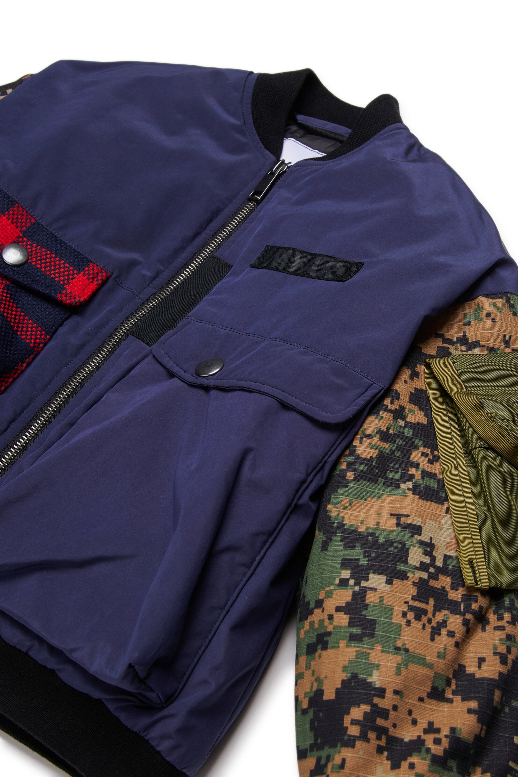 カモフラージュボンバージャケット