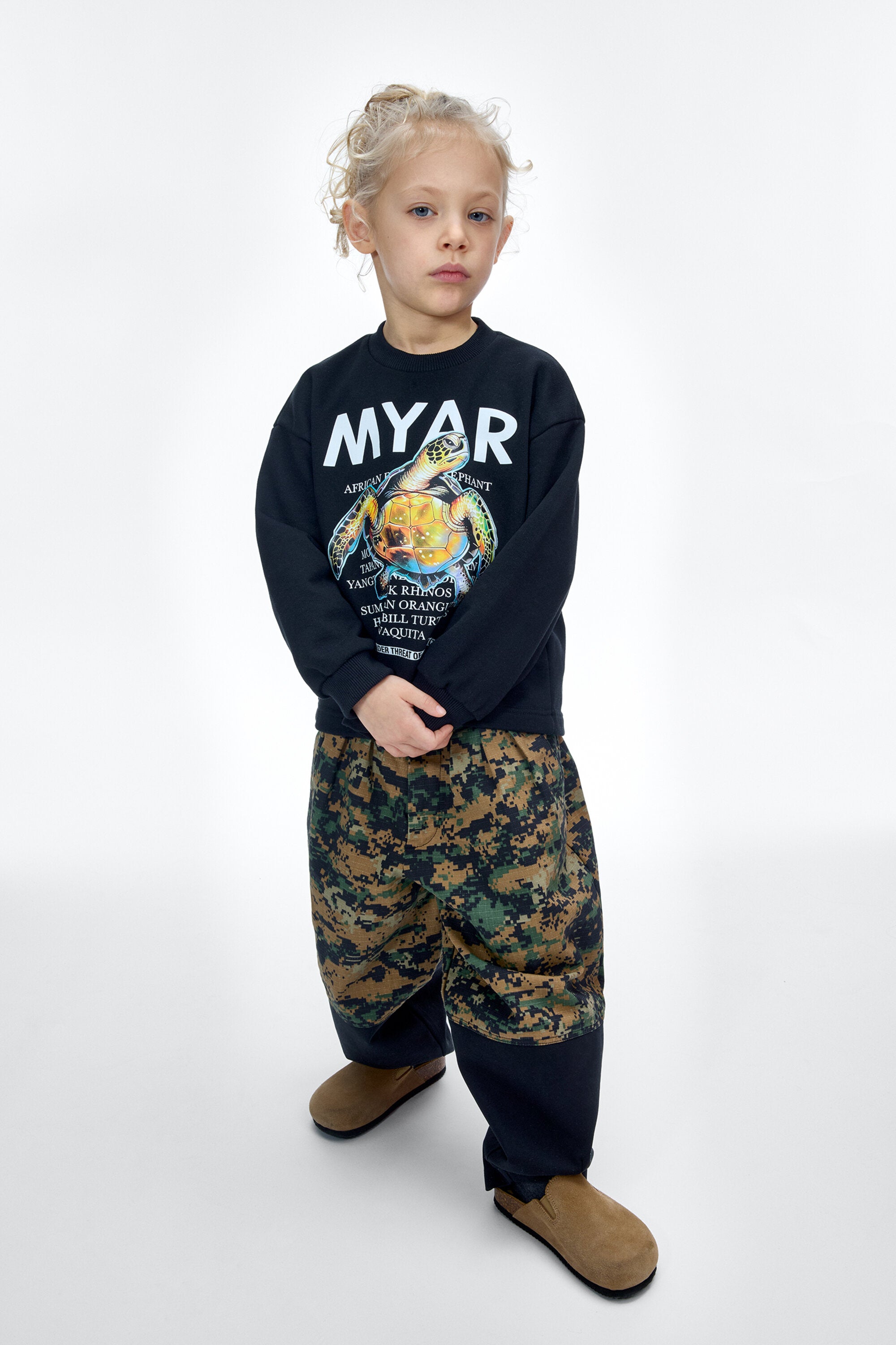 グラフィックプリント入りクルーネックスウェット