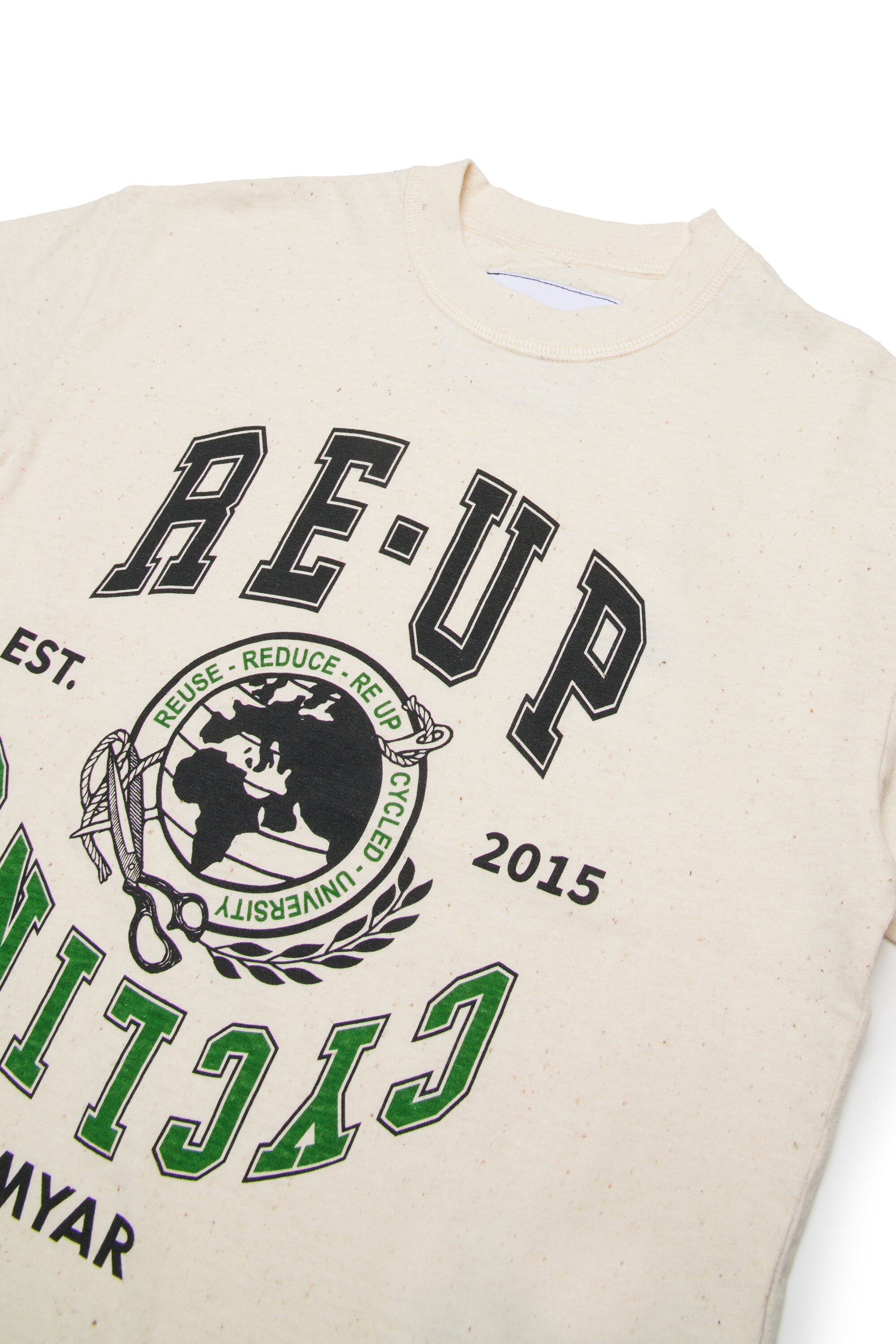 ロゴ入りTシャツ