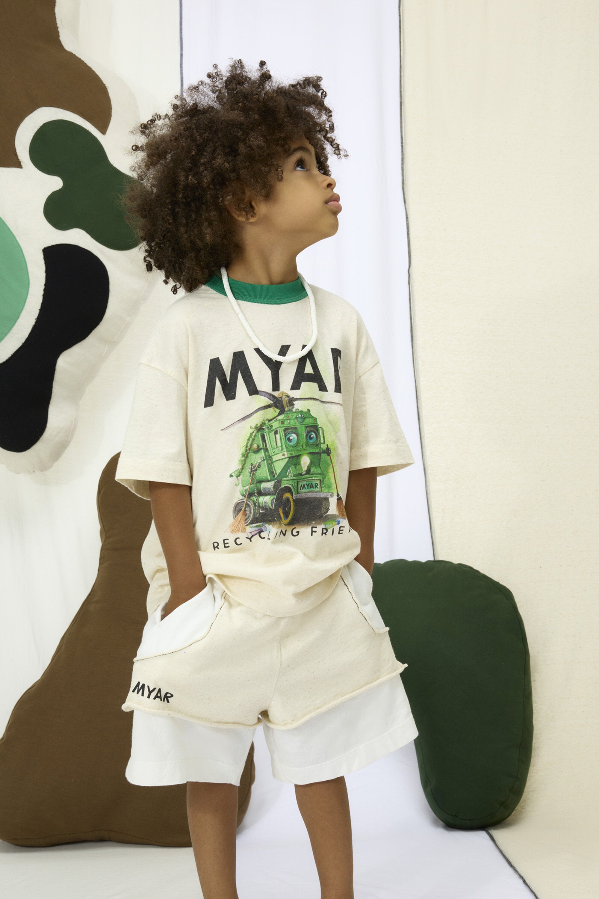 ロゴ入りTシャツ