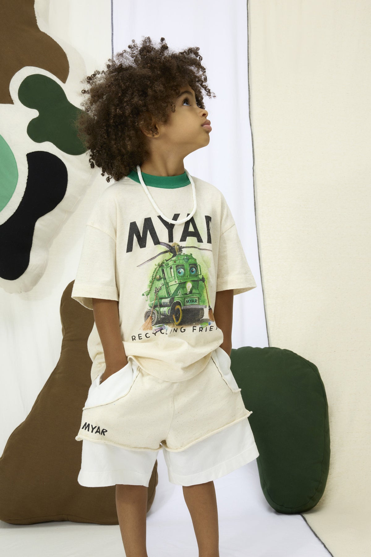 ロゴ入りTシャツ