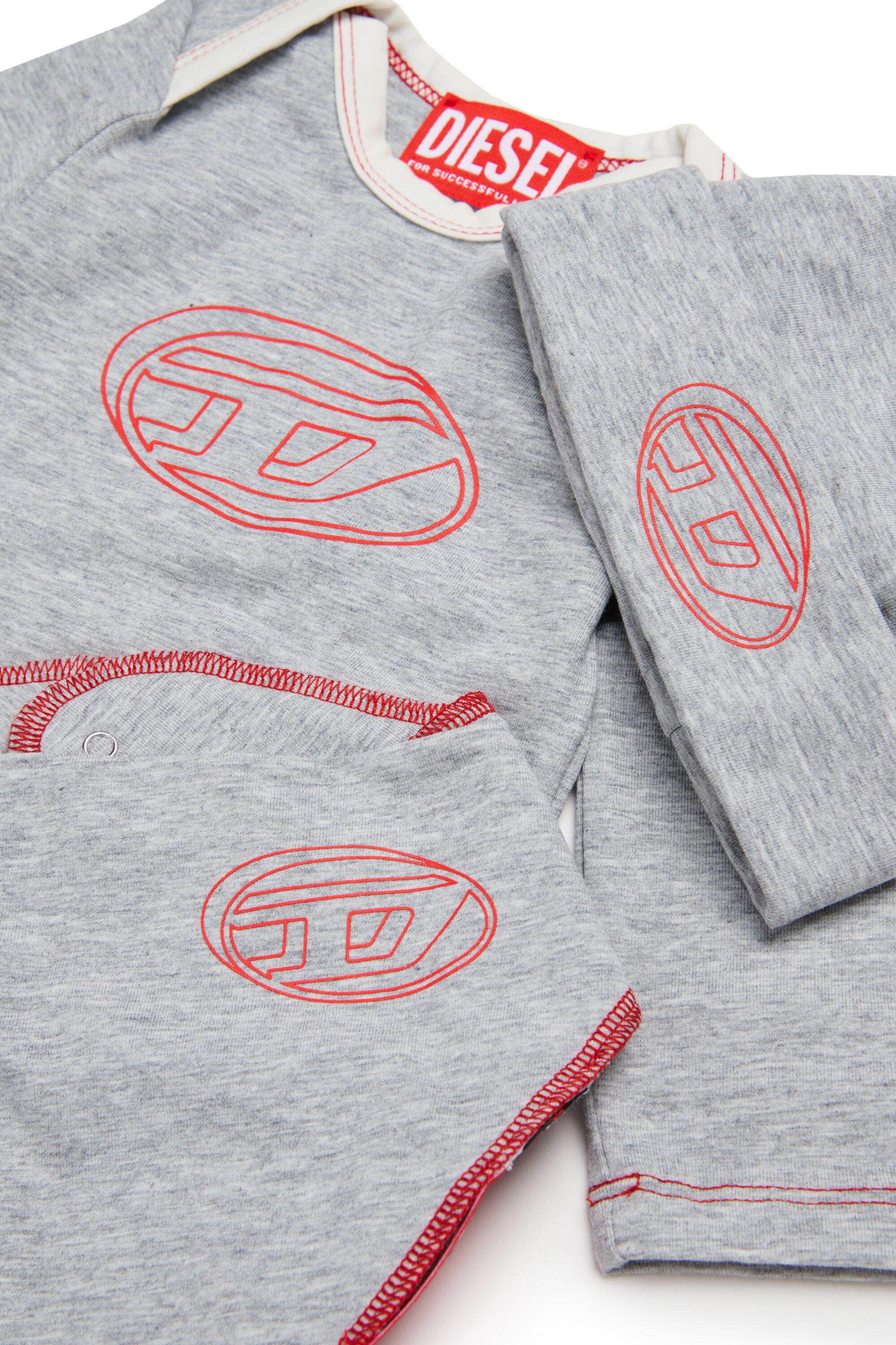 オーバルDのロゴ入りストレッチジャージー素材バースセット