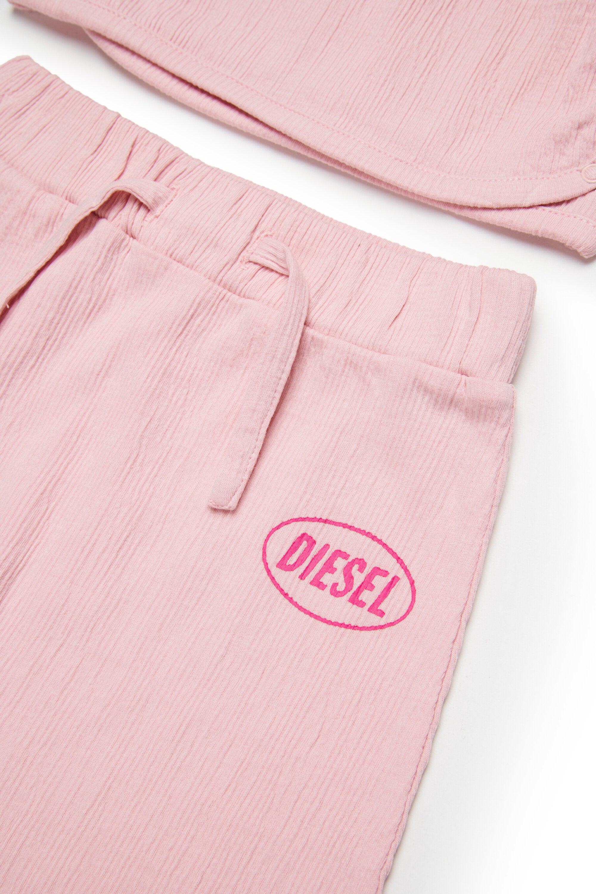 ロゴ付きベビーロンパース