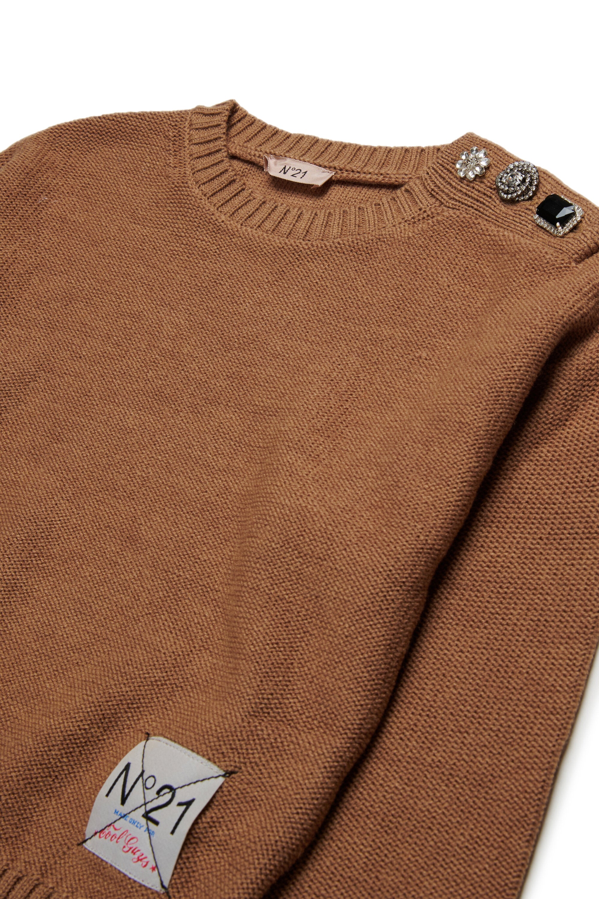 ジュエルボタンのウール混プルオーバー