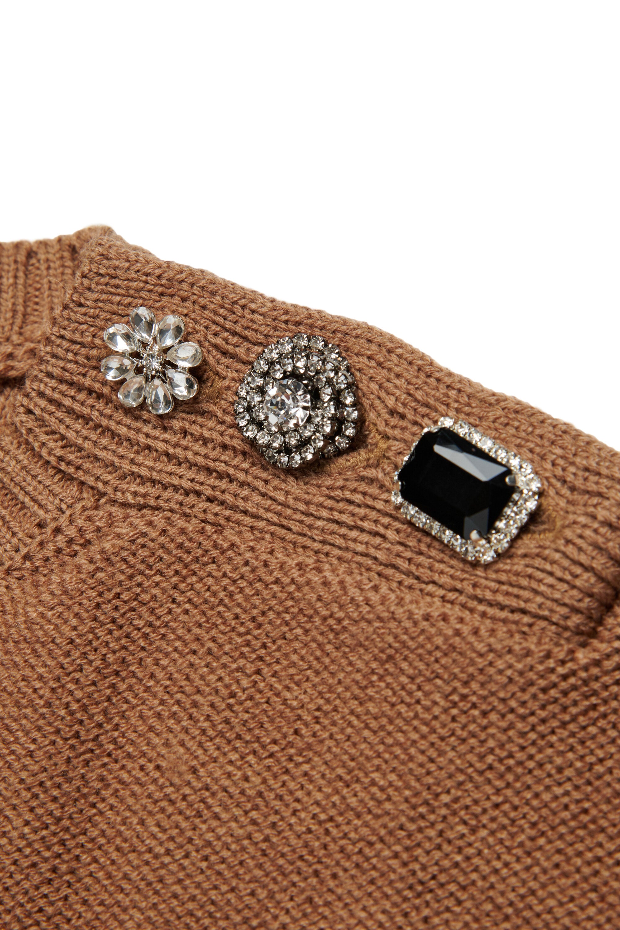 ジュエルボタンのウール混プルオーバー