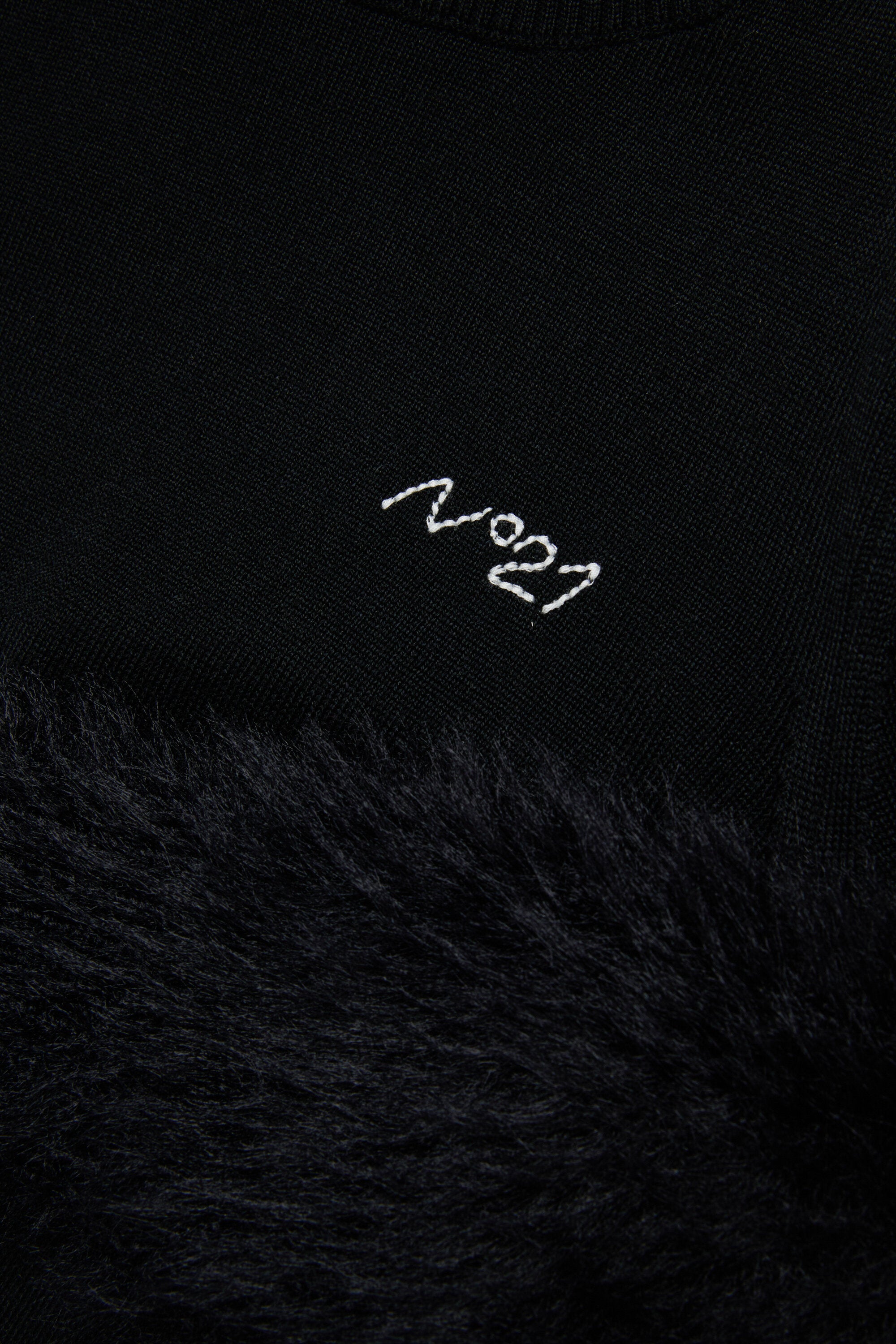 袖にフェイクファーをあしらったウール混のタートルネック