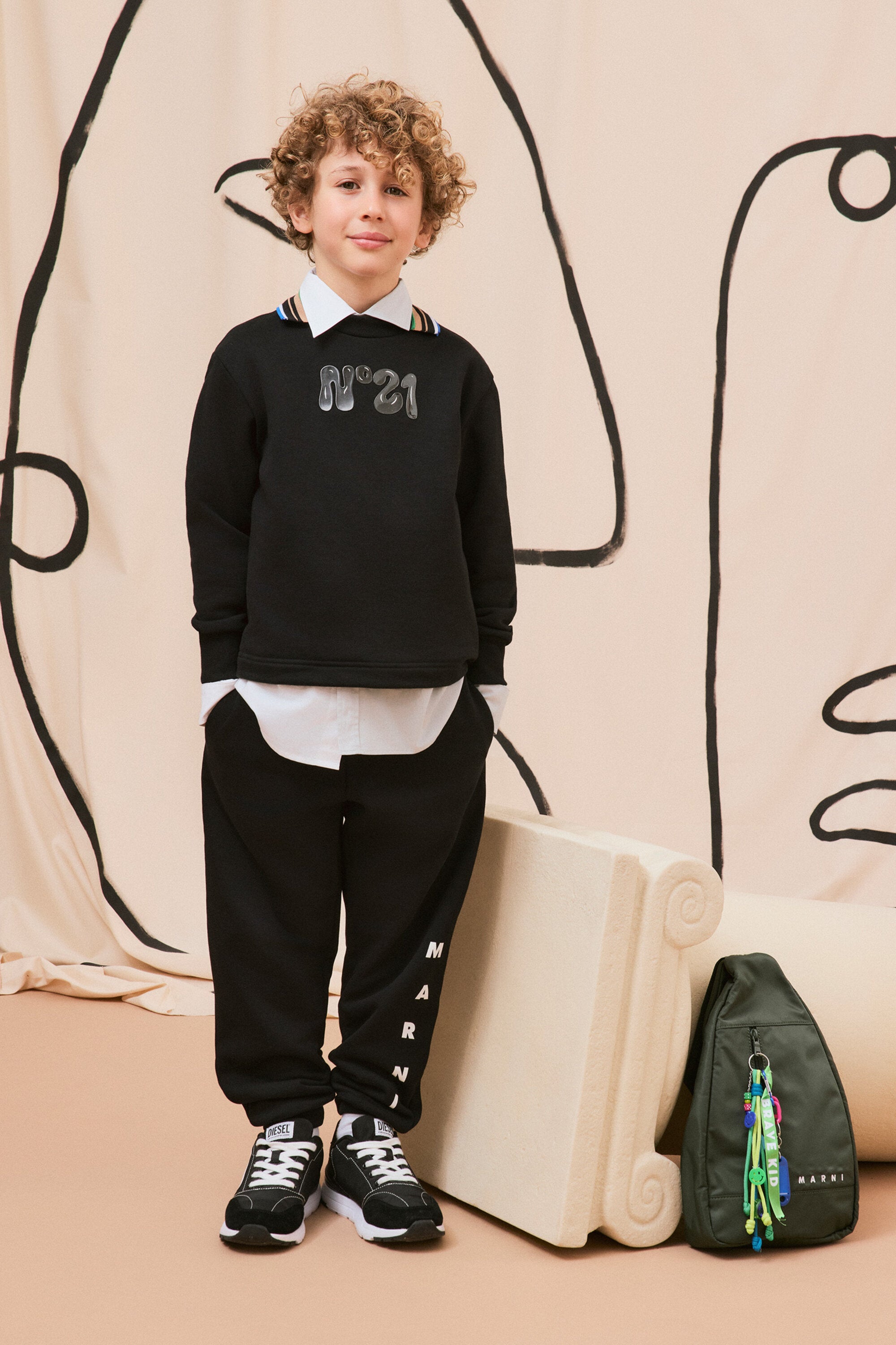 マルチカラーのポロ襟とロゴ入りスウェットシャツ