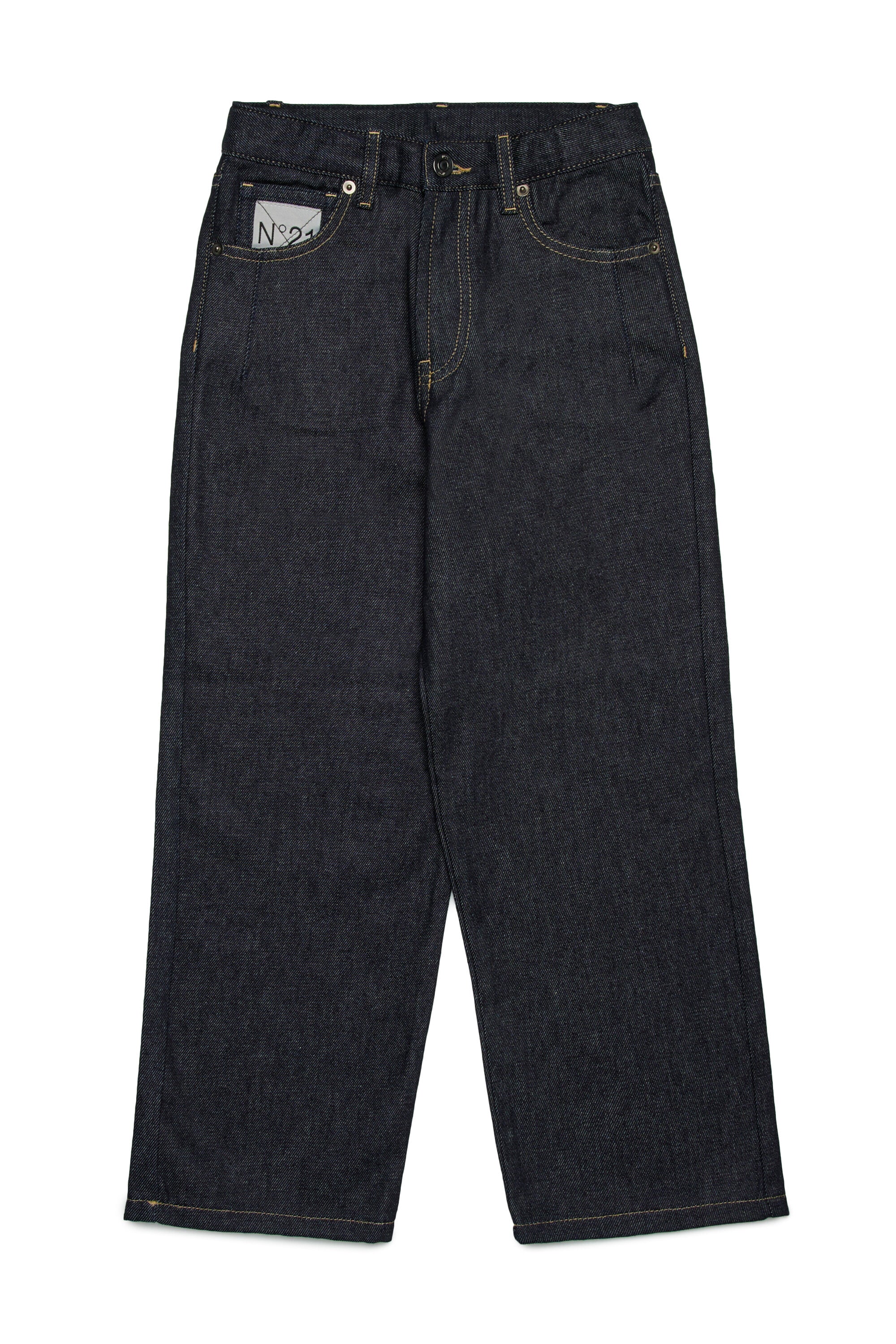 ダークデニムのリラックスジーンズ