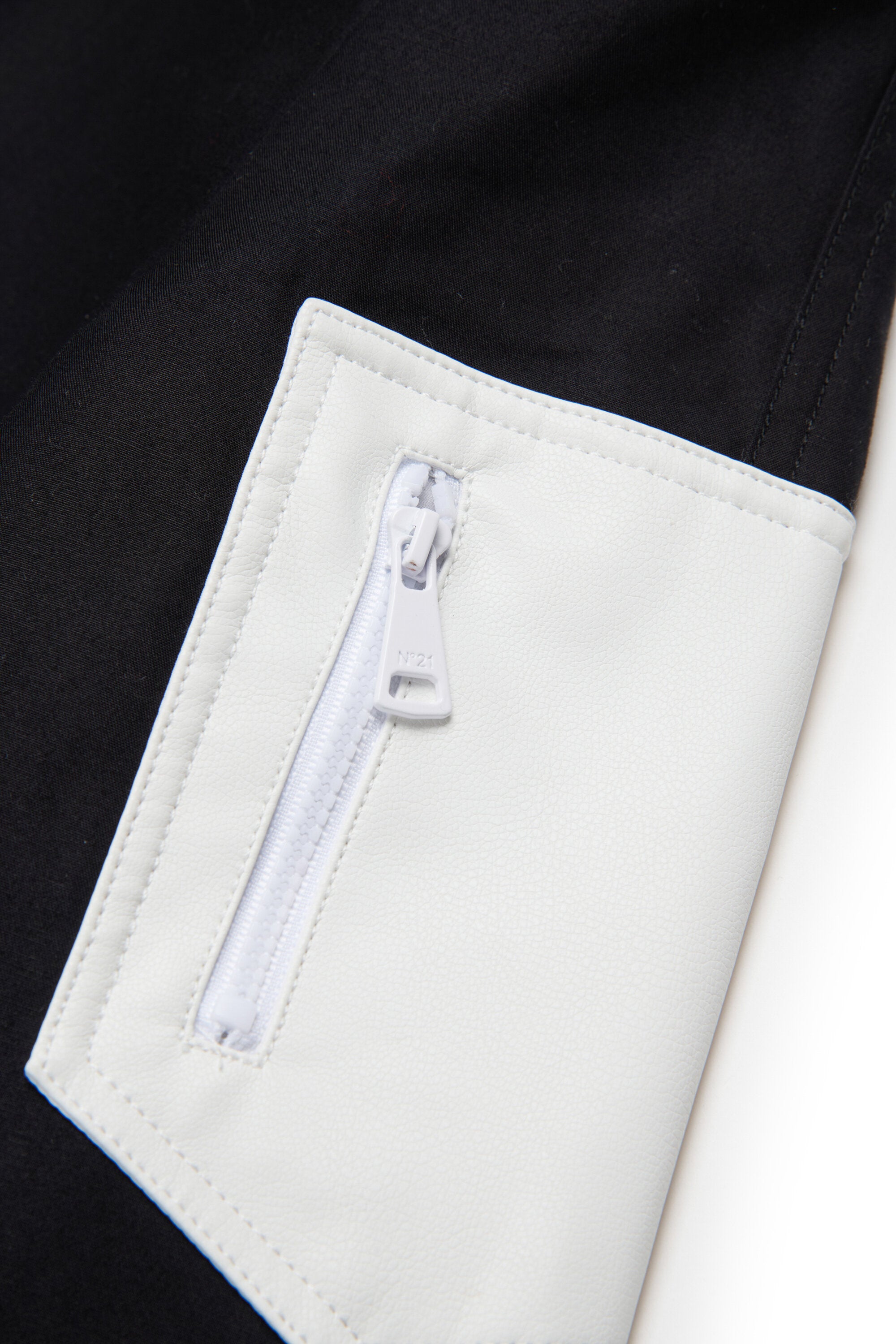 ロゴ入りトレンチジャケット