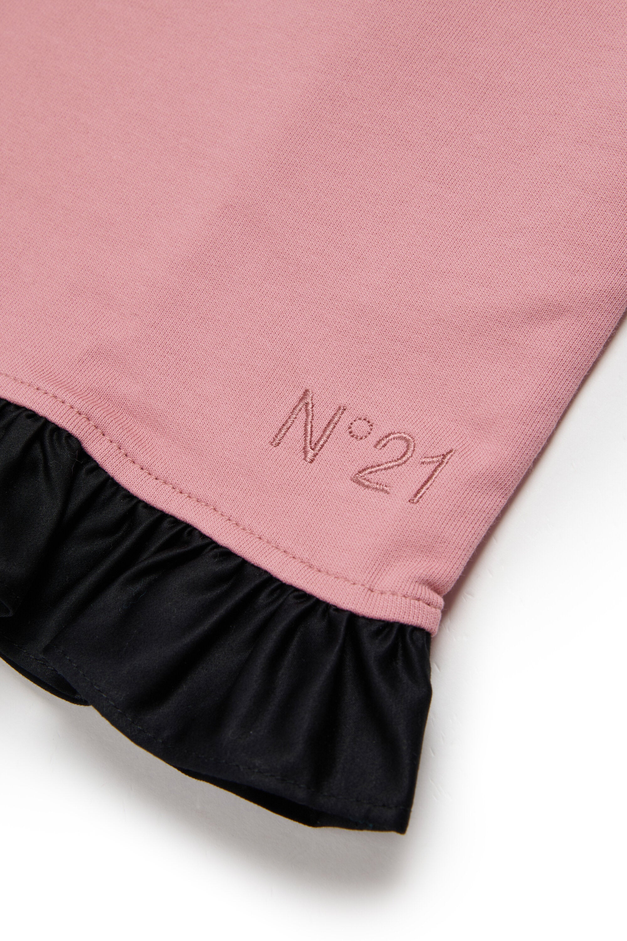 コントラストのあるフリルとリボン付きドレス