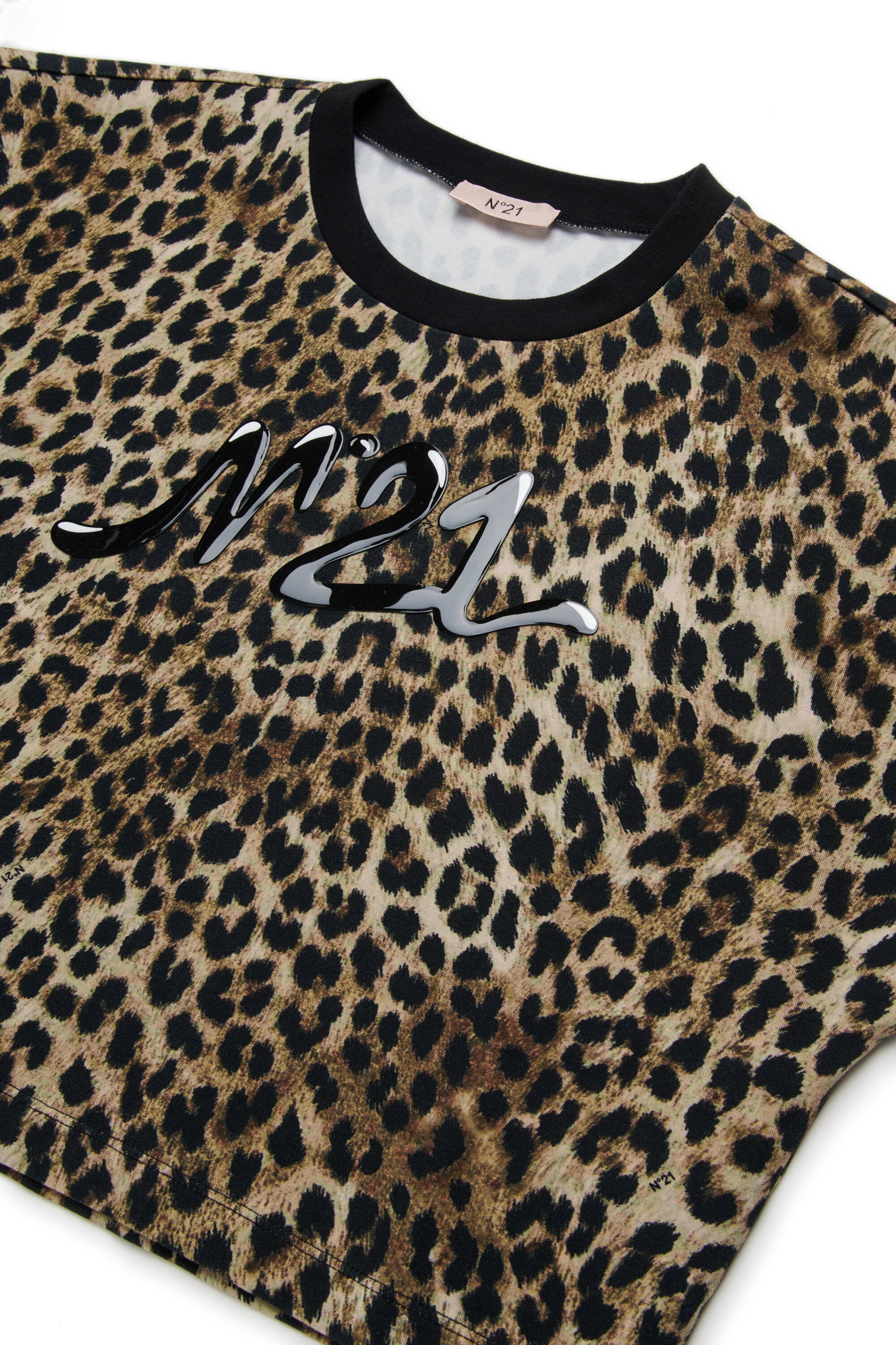 ロゴ入りTシャツ