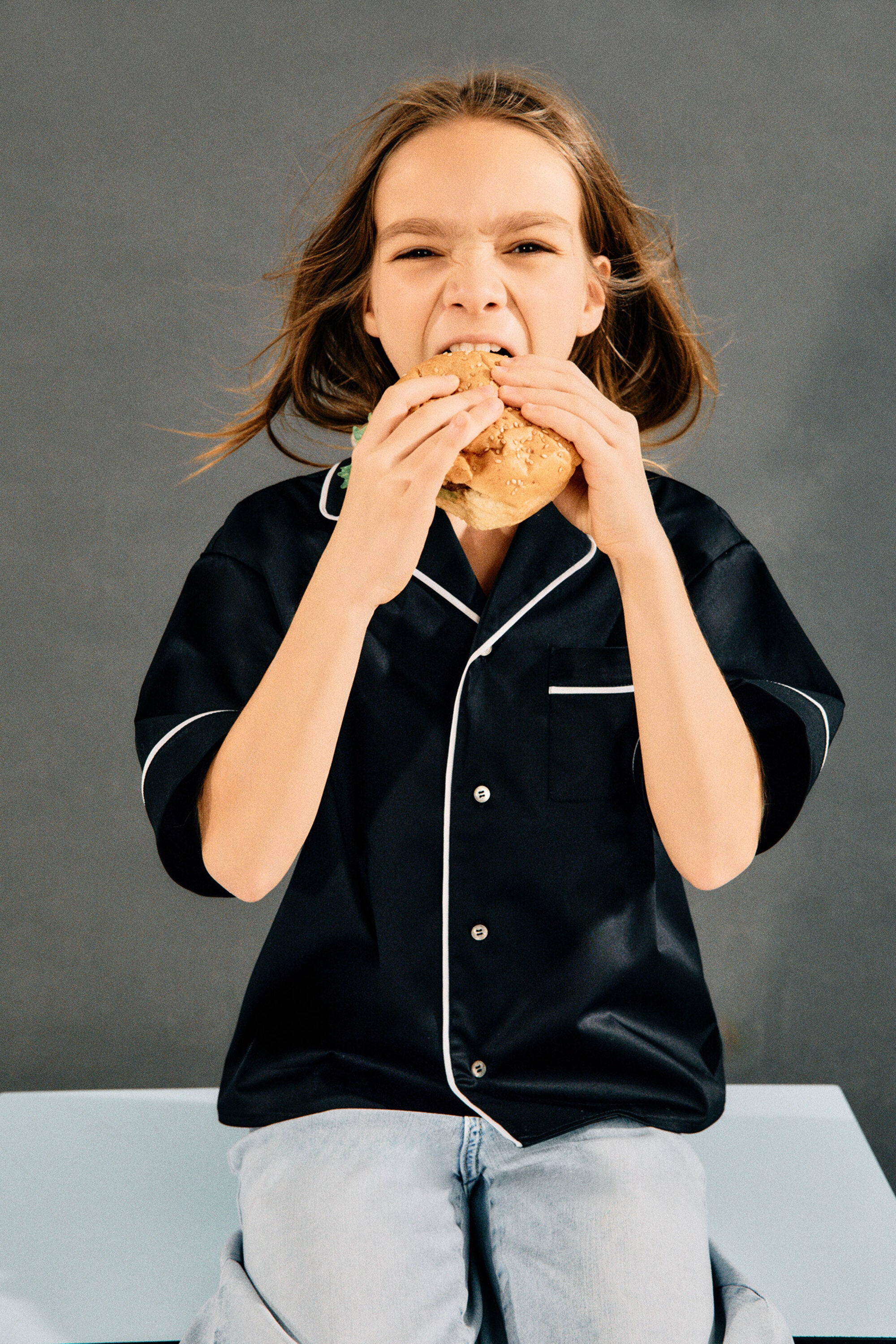 コントラストの効いたトリム付き半袖シャツ