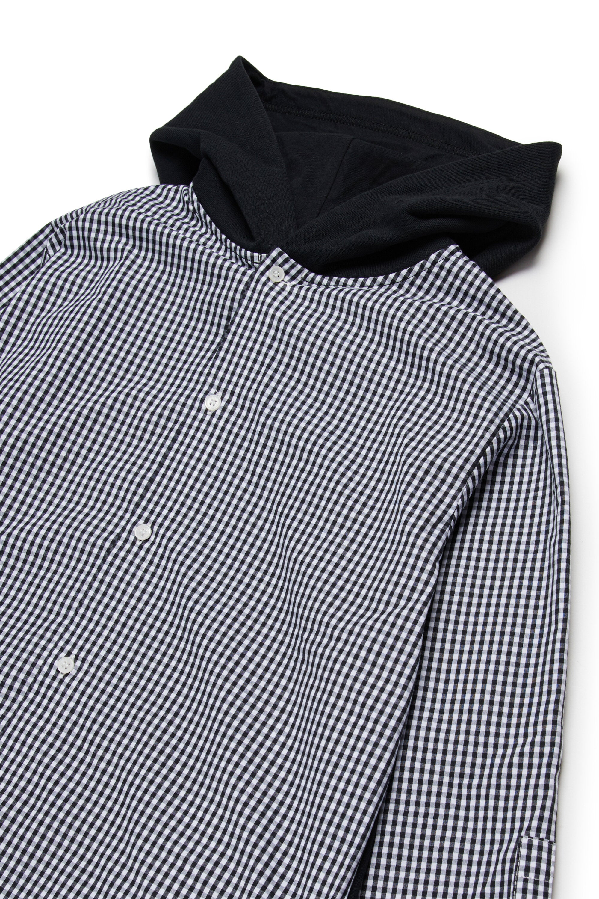 ロゴ入りシャツ