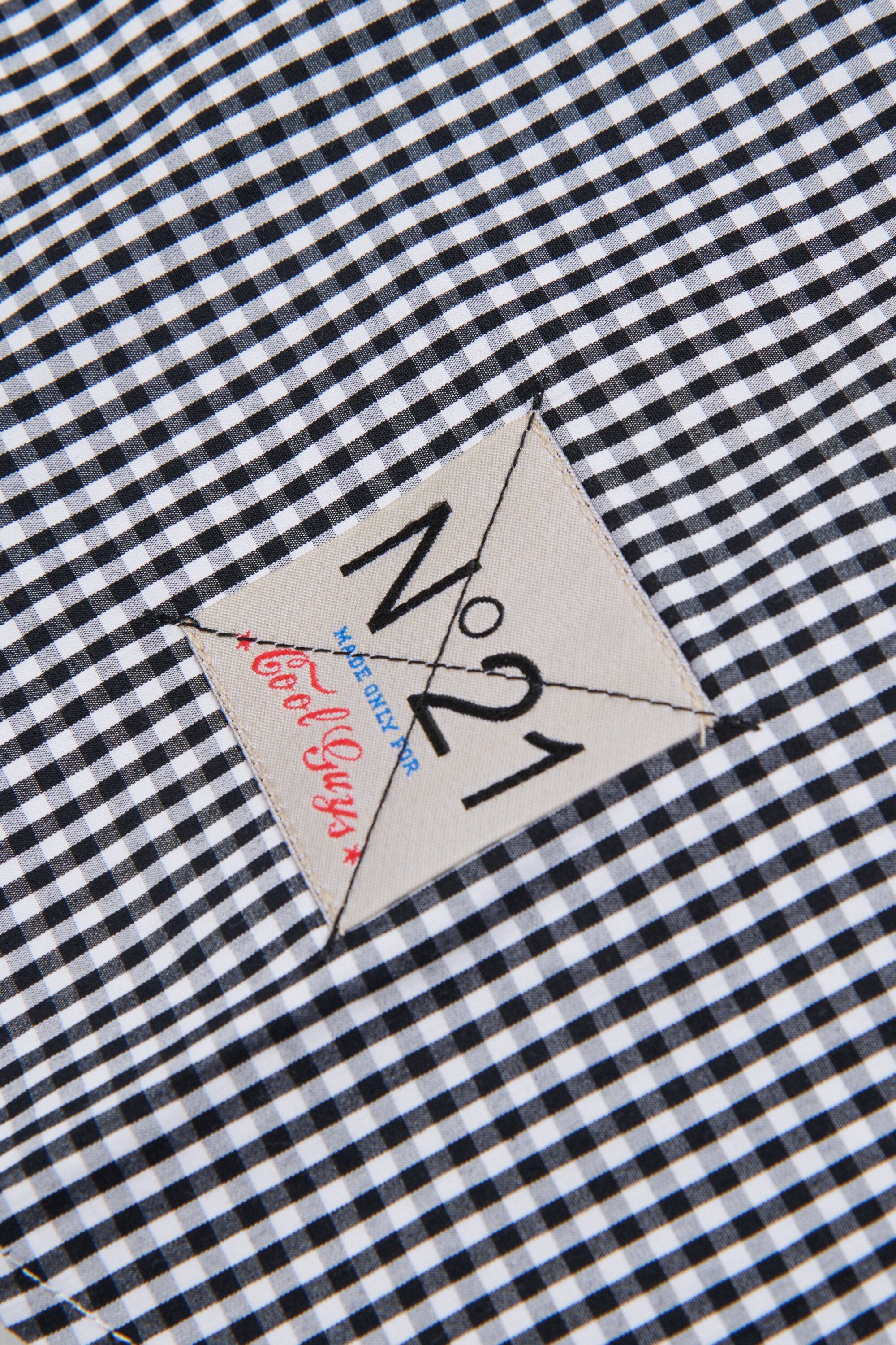 ロゴ入りシャツ