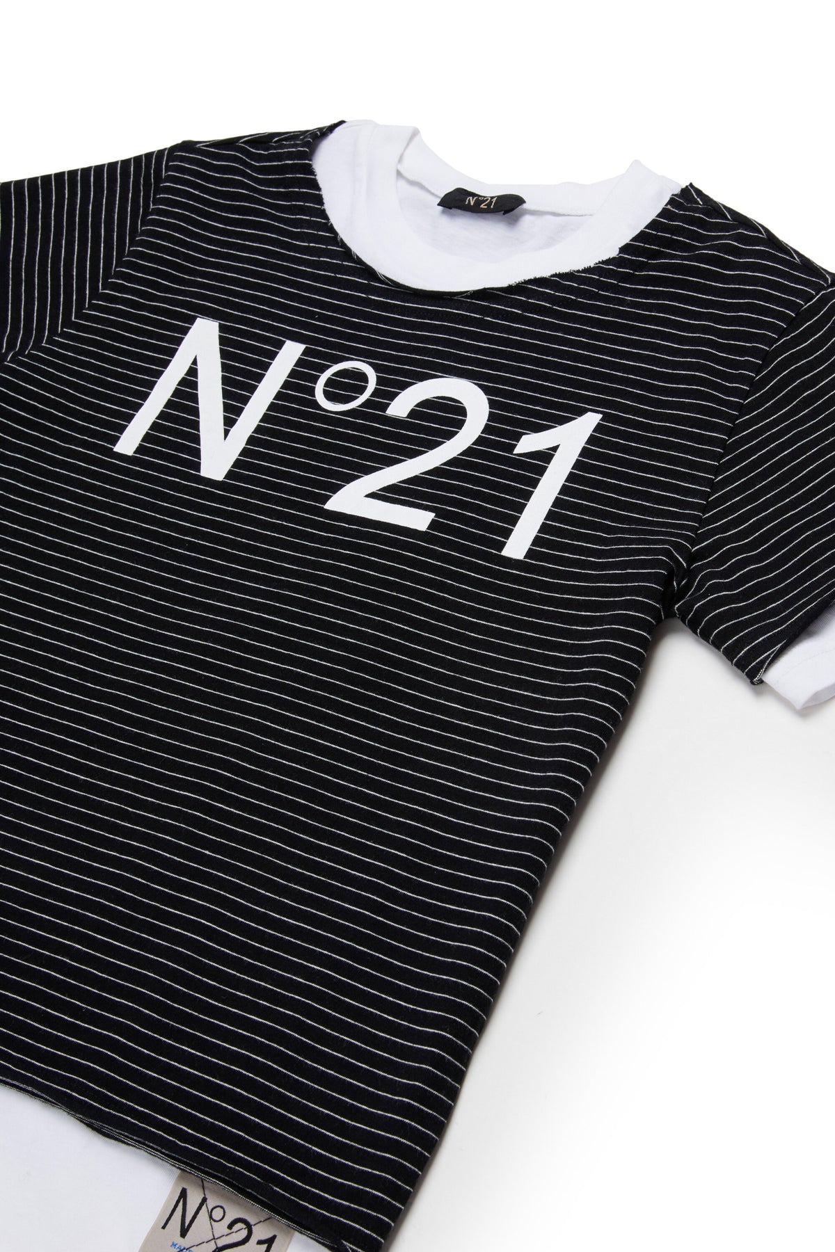 フロントロゴ入りTシャツ