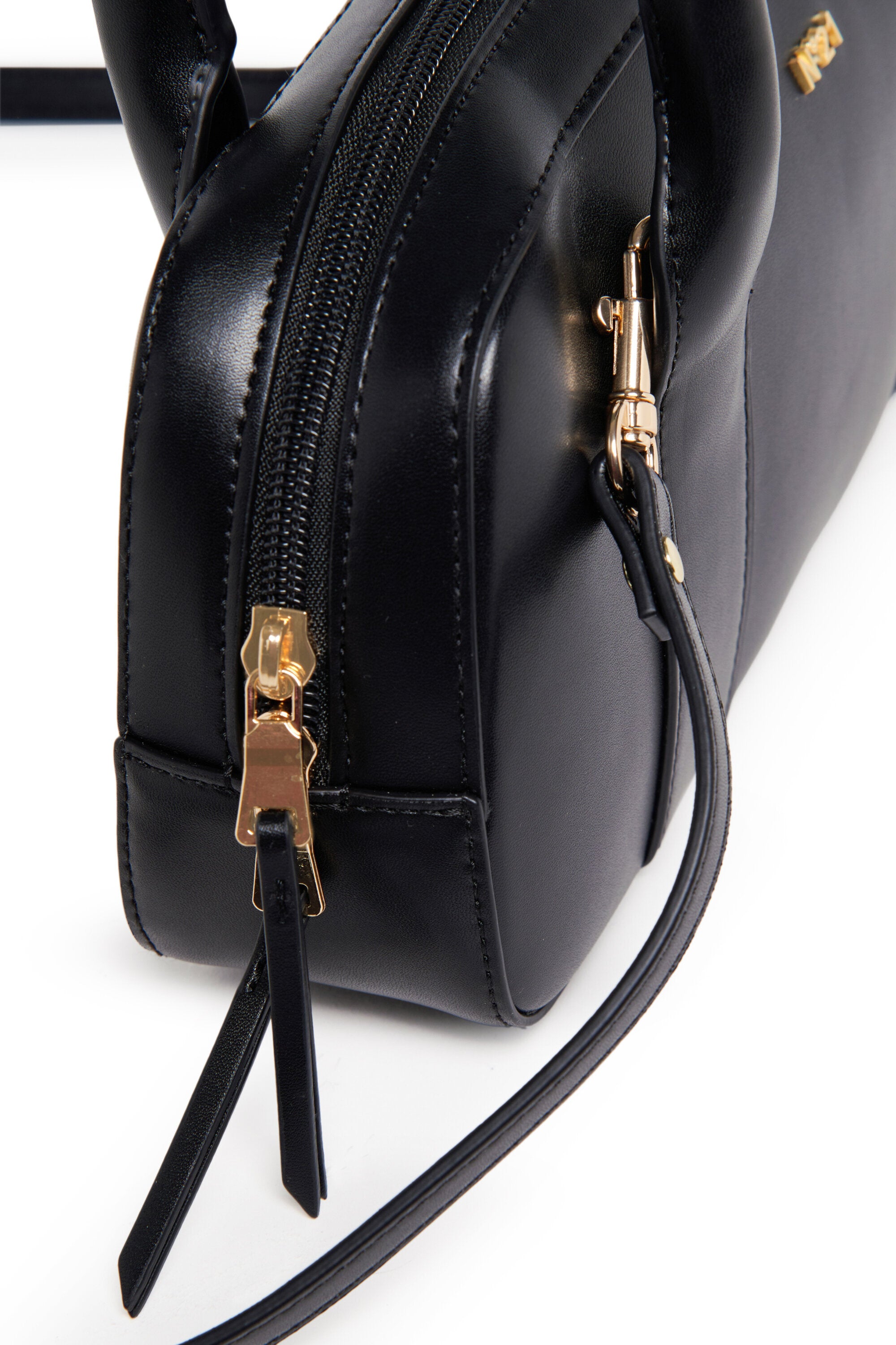 ロゴ入りショルダーバッグ