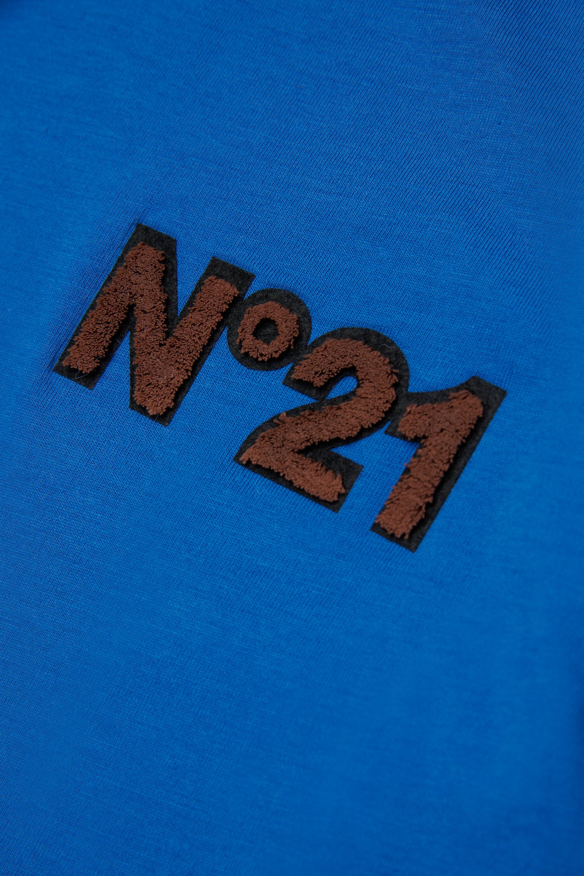 ロゴ入りTシャツ