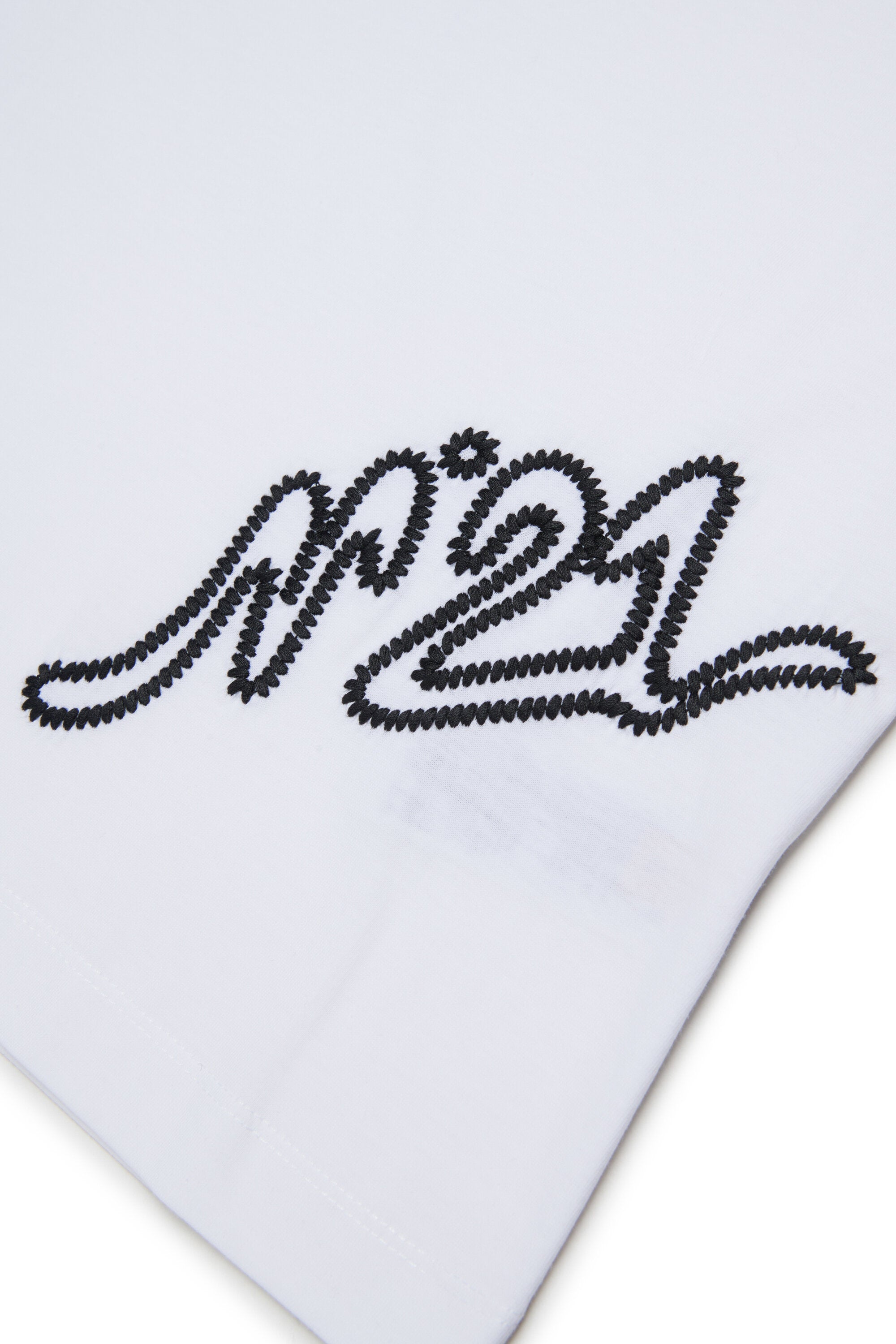 ロゴ入りTシャツ