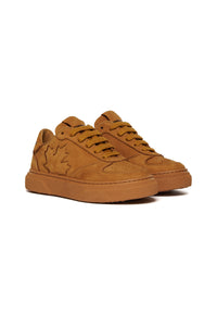 Low top trainers with Maple Leaf