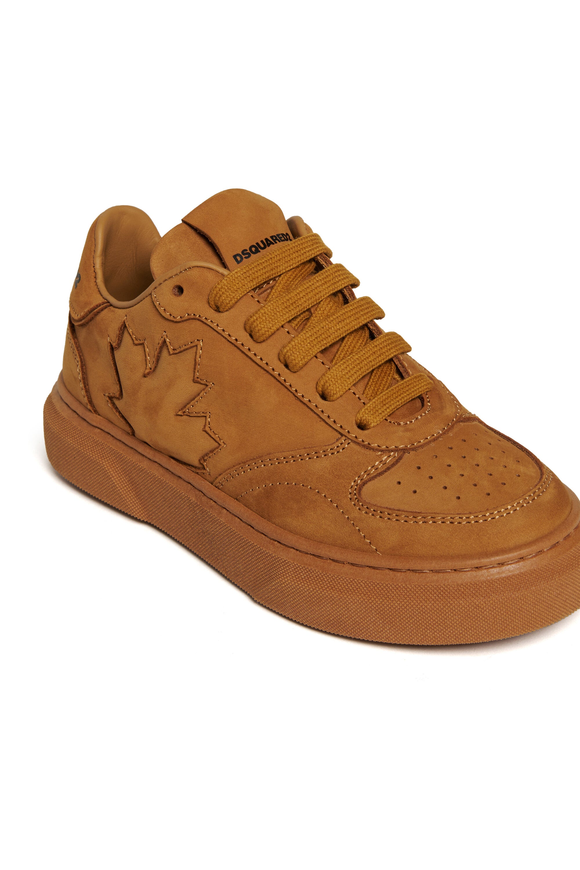 Low top trainers with Maple Leaf