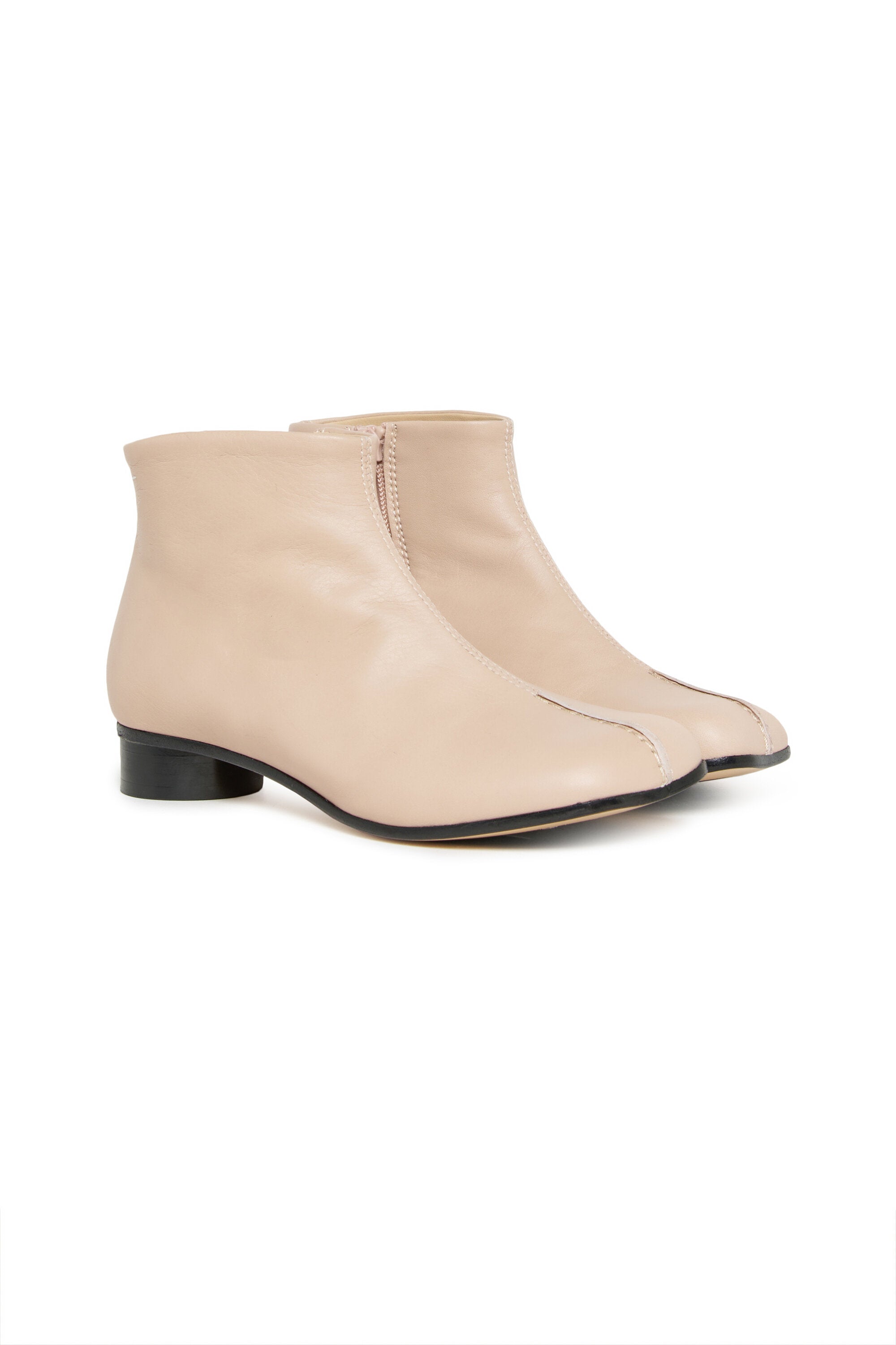 かかとのあるローレザーブーツ